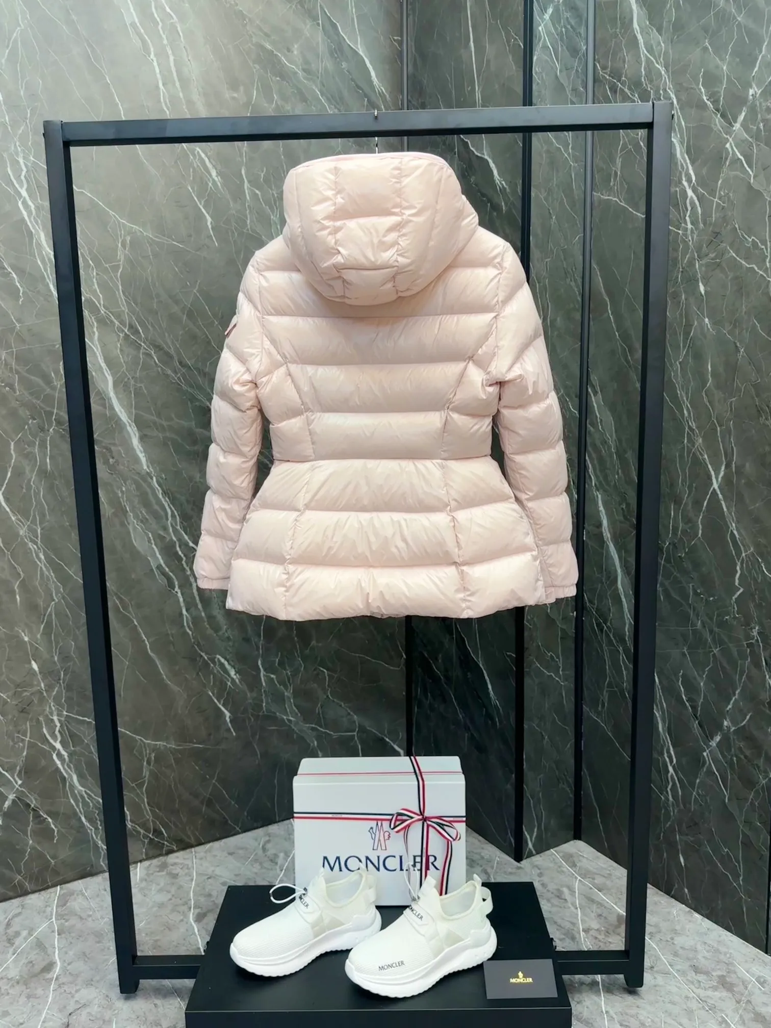 P780 Popular items ⬆️Moncler Barante women’s short down jacket with slim waist The Barante short down jacket combines femininity with practical functions, reinterpreting the aesthetic style of the 1970s for modern women. The Barante down jacket is made from lustrous nylon and is inspired by the 1970s. It adopts a waist design and presents an A-line silhouette, highlighting a feminine style. An adjustable hood and signature logo patch add finishing touches. Details •Made of nylon laqué fabric •Nylon laqué lining •Down filling •Adjustable hood •Zip and snap closure •Suit pocket •Adjustable cuffs Size : 0-3. Snow White/Light Pink/Black.