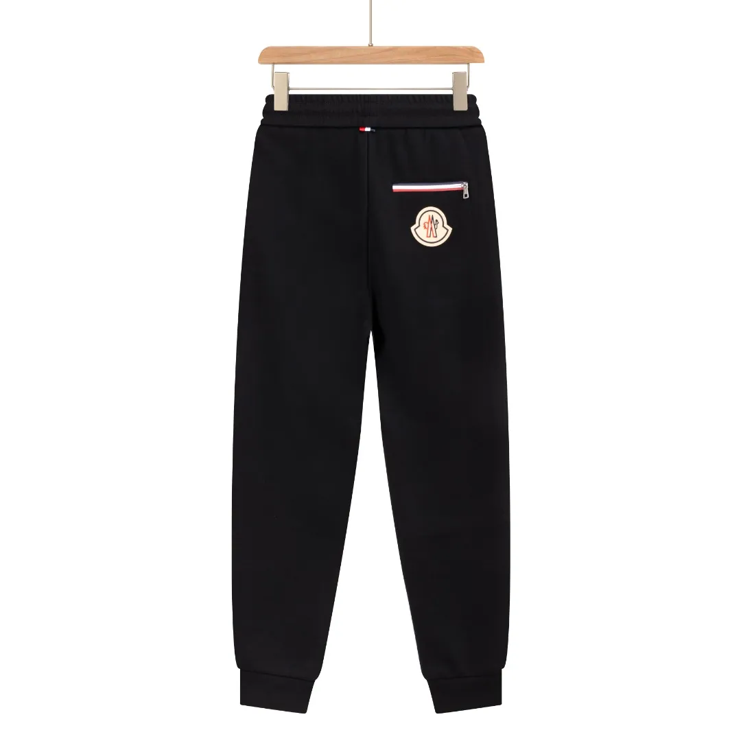 P290 Moncler 25 new autumn trousers European trade channels, direct delivery from Italian overseas warehouses, limited sales of overseas boutiques.  25SS new casual and fashionable sweatpants. This sweatpants adopts the design of big brands to create a fashionable trend. The details are exquisitely processed, showing super high quality.  The pants are embellished with iconic brand logos to highlight the brand style and create a fashionable and diverse look. Carefully crafted from 100% imported fabrics, they are soft and comfortable, and are skin-friendly and warm. They are a pair of pants that are comfortable both at home and when going out. You can just wear a jacket and a sweater to go out~ Color: Black Size: M L XL 2XL 3XL