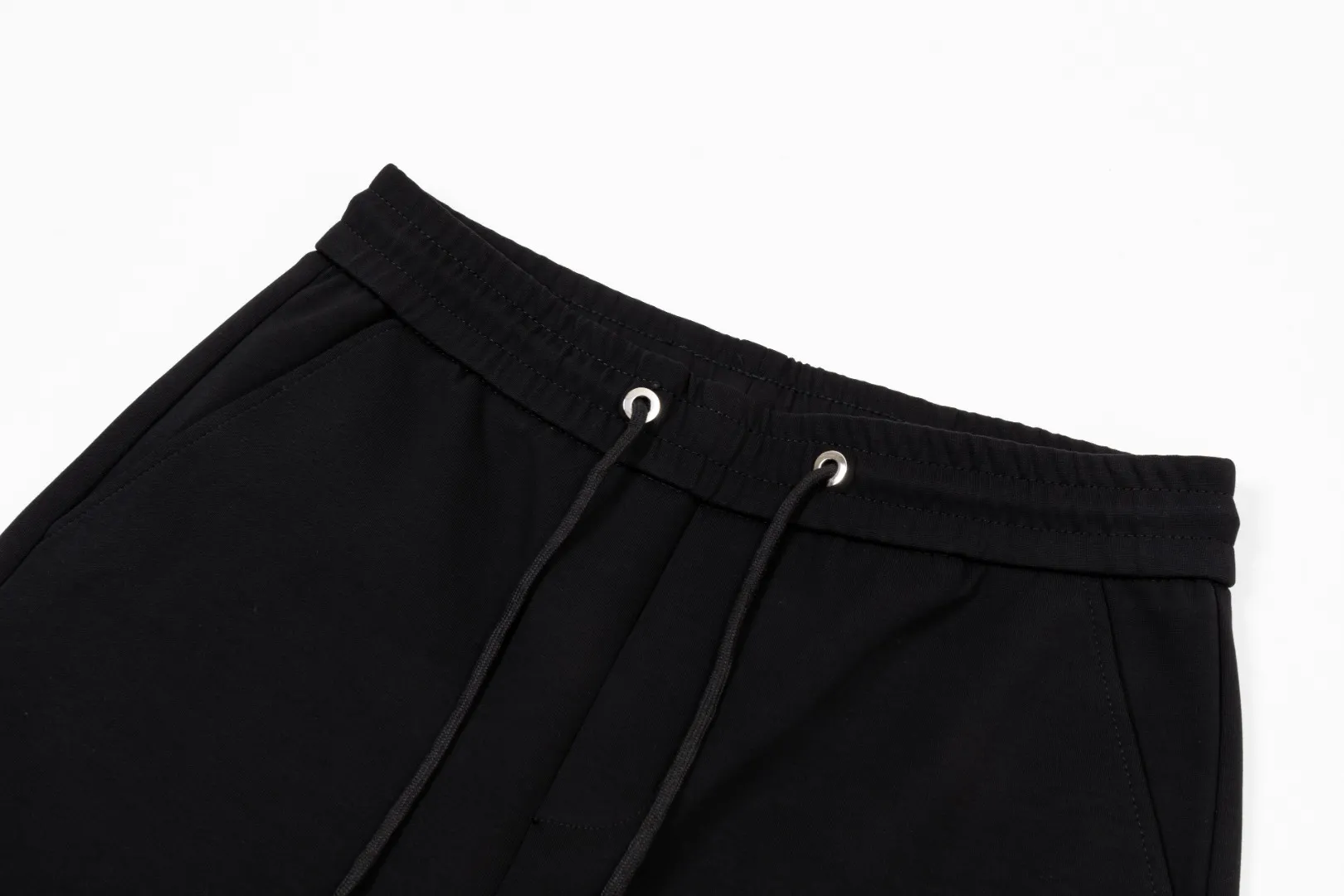 P290 Moncler 25 new autumn trousers European trade channels, direct delivery from Italian overseas warehouses, limited sales of overseas boutiques.  25SS new casual and fashionable sweatpants. This sweatpants adopts the design of big brands to create a fashionable trend. The details are exquisitely processed, showing super high quality.  The pants are embellished with iconic brand logos to highlight the brand style and create a fashionable and diverse look. Carefully crafted from 100% imported fabrics, they are soft and comfortable, and are skin-friendly and warm. They are a pair of pants that are comfortable both at home and when going out. You can just wear a jacket and a sweater to go out~ Color: Black Size: M L XL 2XL 3XL