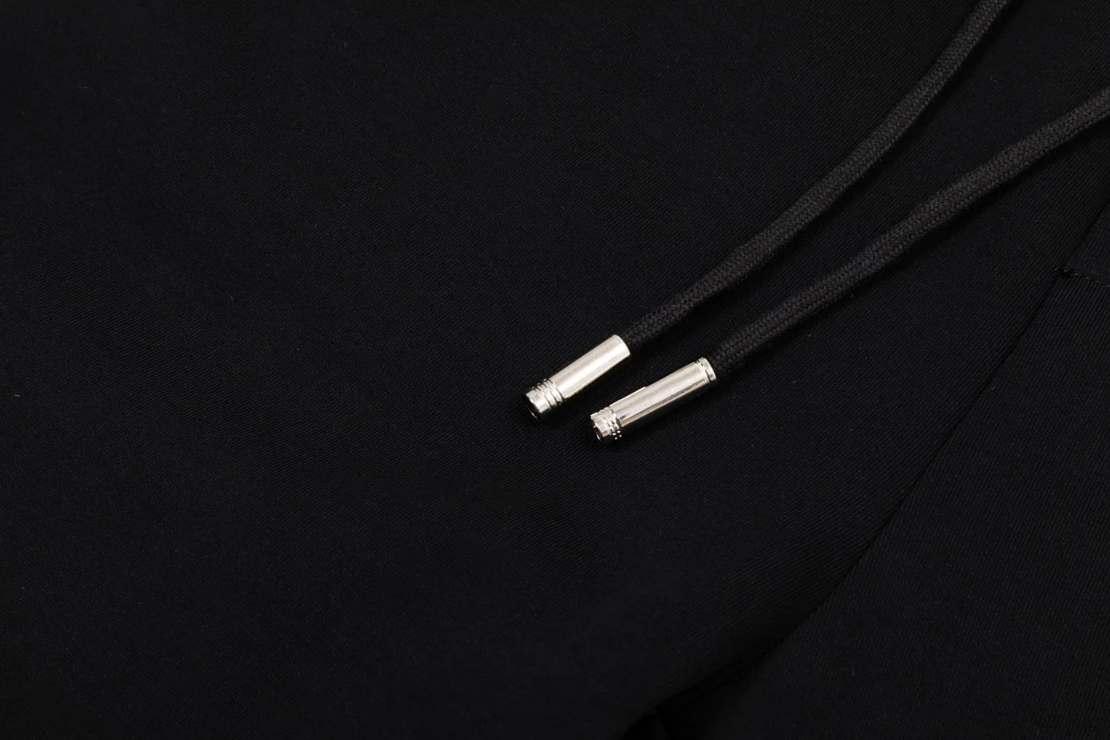 P290 Moncler 25 new autumn trousers European trade channels, direct delivery from Italian overseas warehouses, limited sales of overseas boutiques.  25SS new casual and fashionable sweatpants. This sweatpants adopts the design of big brands to create a fashionable trend. The details are exquisitely processed, showing super high quality.  The pants are embellished with iconic brand logos to highlight the brand style and create a fashionable and diverse look. Carefully crafted from 100% imported fabrics, they are soft and comfortable, and are skin-friendly and warm. They are a pair of pants that are comfortable both at home and when going out. You can just wear a jacket and a sweater to go out~ Color: Black Size: M L XL 2XL 3XL