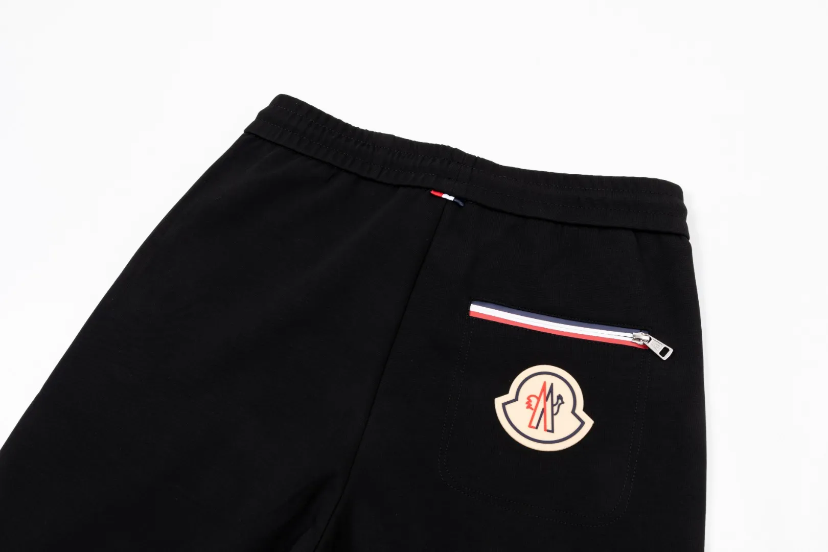 P290 Moncler 25 new autumn trousers European trade channels, direct delivery from Italian overseas warehouses, limited sales of overseas boutiques.  25SS new casual and fashionable sweatpants. This sweatpants adopts the design of big brands to create a fashionable trend. The details are exquisitely processed, showing super high quality.  The pants are embellished with iconic brand logos to highlight the brand style and create a fashionable and diverse look. Carefully crafted from 100% imported fabrics, they are soft and comfortable, and are skin-friendly and warm. They are a pair of pants that are comfortable both at home and when going out. You can just wear a jacket and a sweater to go out~ Color: Black Size: M L XL 2XL 3XL