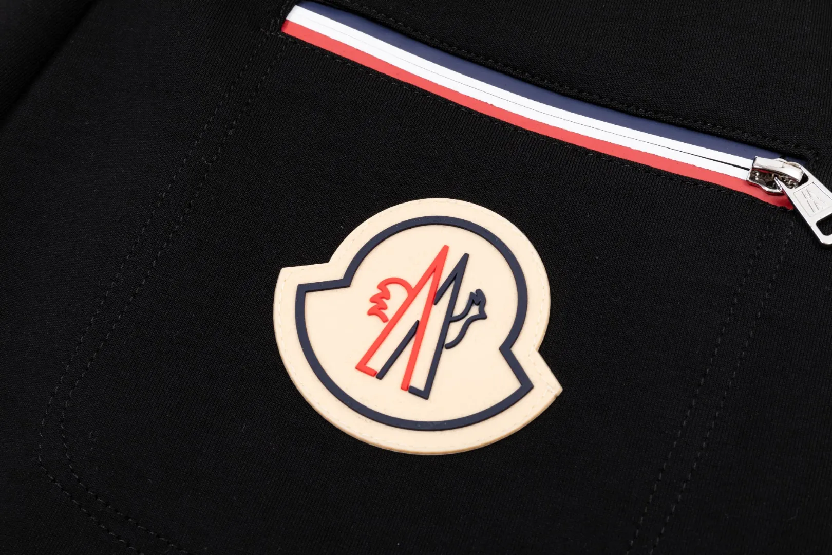 P290 Moncler 25 new autumn trousers European trade channels, direct delivery from Italian overseas warehouses, limited sales of overseas boutiques.  25SS new casual and fashionable sweatpants. This sweatpants adopts the design of big brands to create a fashionable trend. The details are exquisitely processed, showing super high quality.  The pants are embellished with iconic brand logos to highlight the brand style and create a fashionable and diverse look. Carefully crafted from 100% imported fabrics, they are soft and comfortable, and are skin-friendly and warm. They are a pair of pants that are comfortable both at home and when going out. You can just wear a jacket and a sweater to go out~ Color: Black Size: M L XL 2XL 3XL