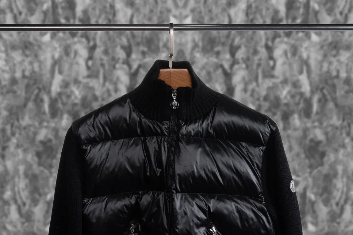 P580 Embroidered knitted MONCLER/Mask MC spliced ​​wool knitted sleeves stand collar down jacket (two colors available: black and white) spliced ​​down jacket, sleeves spliced ​​with wool knitted fabric, overall warm effect, breaking the conventional bloated down jacket, casual and fashionable, classic logo embroidery on the back is perfectly embellished, national standard down filling inside Style number: A65# Size: 1 2 3 4 Color: black white