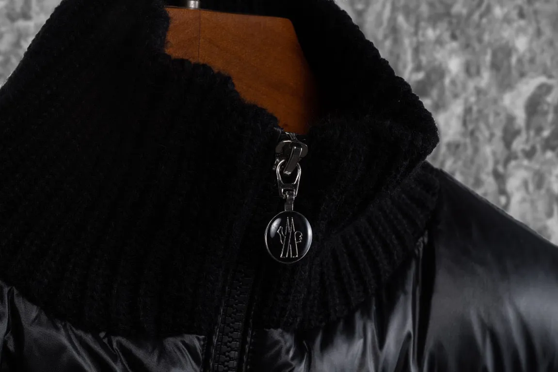 P580 Embroidered knitted MONCLER/Mask MC spliced ​​wool knitted sleeves stand collar down jacket (two colors available: black and white) spliced ​​down jacket, sleeves spliced ​​with wool knitted fabric, overall warm effect, breaking the conventional bloated down jacket, casual and fashionable, classic logo embroidery on the back is perfectly embellished, national standard down filling inside Style number: A65# Size: 1 2 3 4 Color: black white