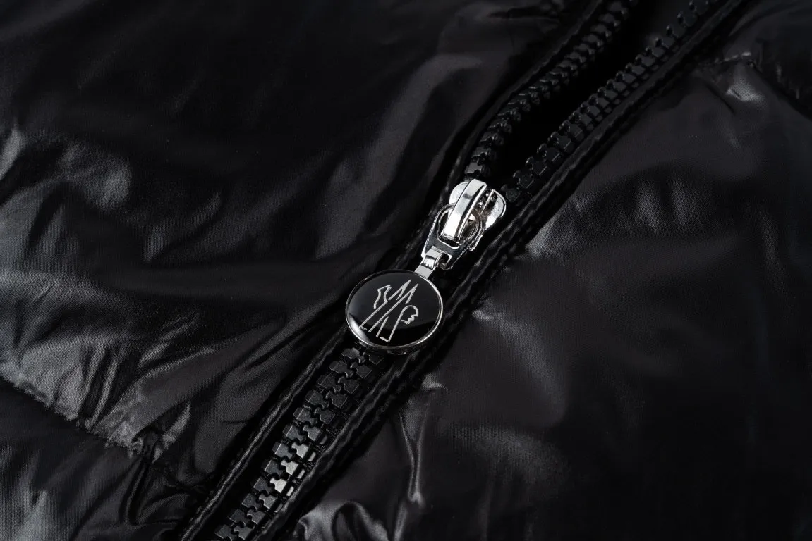 P580 Embroidered knitted MONCLER/Mask MC spliced ​​wool knitted sleeves stand collar down jacket (two colors available: black and white) spliced ​​down jacket, sleeves spliced ​​with wool knitted fabric, overall warm effect, breaking the conventional bloated down jacket, casual and fashionable, classic logo embroidery on the back is perfectly embellished, national standard down filling inside Style number: A65# Size: 1 2 3 4 Color: black white