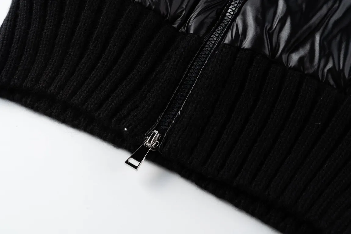 P580 Embroidered knitted MONCLER/Mask MC spliced ​​wool knitted sleeves stand collar down jacket (two colors available: black and white) spliced ​​down jacket, sleeves spliced ​​with wool knitted fabric, overall warm effect, breaking the conventional bloated down jacket, casual and fashionable, classic logo embroidery on the back is perfectly embellished, national standard down filling inside Style number: A65# Size: 1 2 3 4 Color: black white