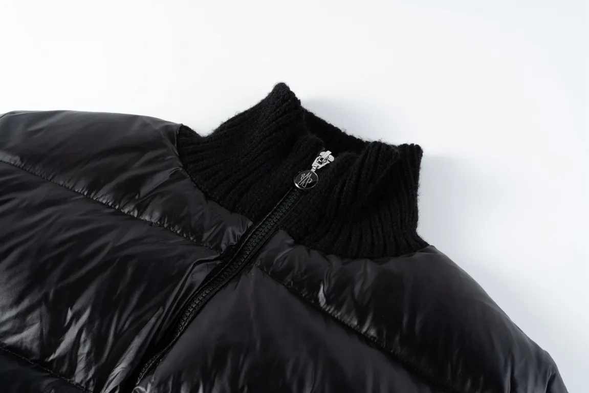 P580 Embroidered knitted MONCLER/Mask MC spliced ​​wool knitted sleeves stand collar down jacket (two colors available: black and white) spliced ​​down jacket, sleeves spliced ​​with wool knitted fabric, overall warm effect, breaking the conventional bloated down jacket, casual and fashionable, classic logo embroidery on the back is perfectly embellished, national standard down filling inside Style number: A65# Size: 1 2 3 4 Color: black white
