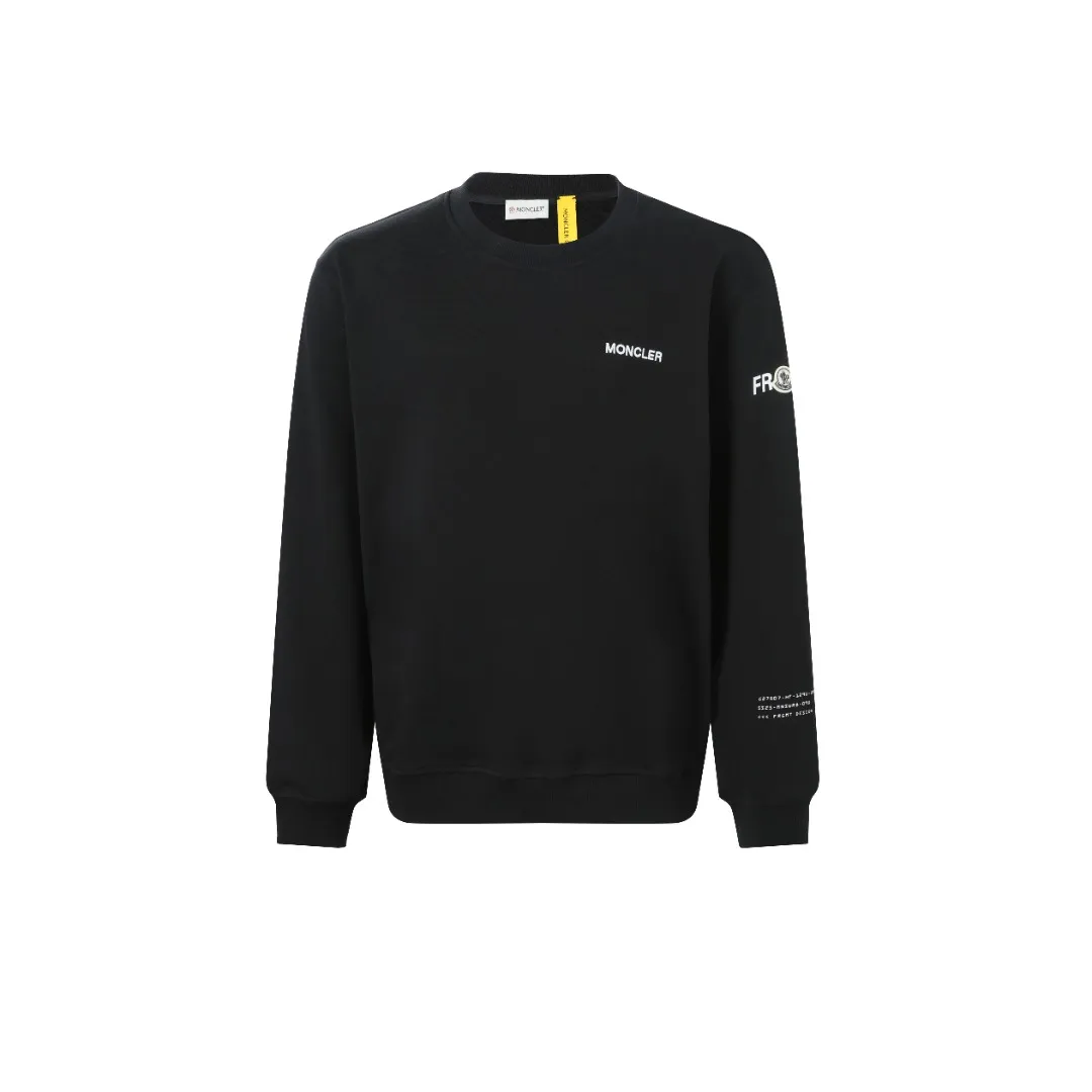P370 MONCLER printed round neck sweatshirt Fabric selection: Single-sided fish scale fabric woven with cotton as the base. The front is a smooth knitted surface, and the skin-touching surface is formed into three-dimensional terry through the floating thread knitting technology of the knitting machine, which increases the fluffiness and has a delicate touch. The terry structure absorbs a large amount of water and evaporates quickly, so it is not easy to loosen and deform after repeated washing.  Process 1: Use glue printing to present 4 high-saturation patterns on the fabric. The pressure of the scraper is even, and the scraping printing is done in 3 times to ensure that the glue is fully penetrated and covered. After curing at high temperature, the pigment is firmly bonded to the cotton fiber. The ink-absorbing and penetrating properties of the cotton fiber make the pattern less likely to fall off due to friction.  Process 2: The 2*2 rib formed by alternating longitudinal rows of front coils and longitudinal rows of back coils is still very elastic and has a wide pattern that fits the wrist and waist without a sense of restraint. The gaps between the coils allow air to circulate without losing warmth.  Process 2: By actively interfering with the shrinkage potential of cotton fibers, the fabric is able to transition from changeable to stable, improving dimensional stability while being less prone to deformation and wrinkles.  Accessories: One to one customized 3-standard SIZE: S M L XL