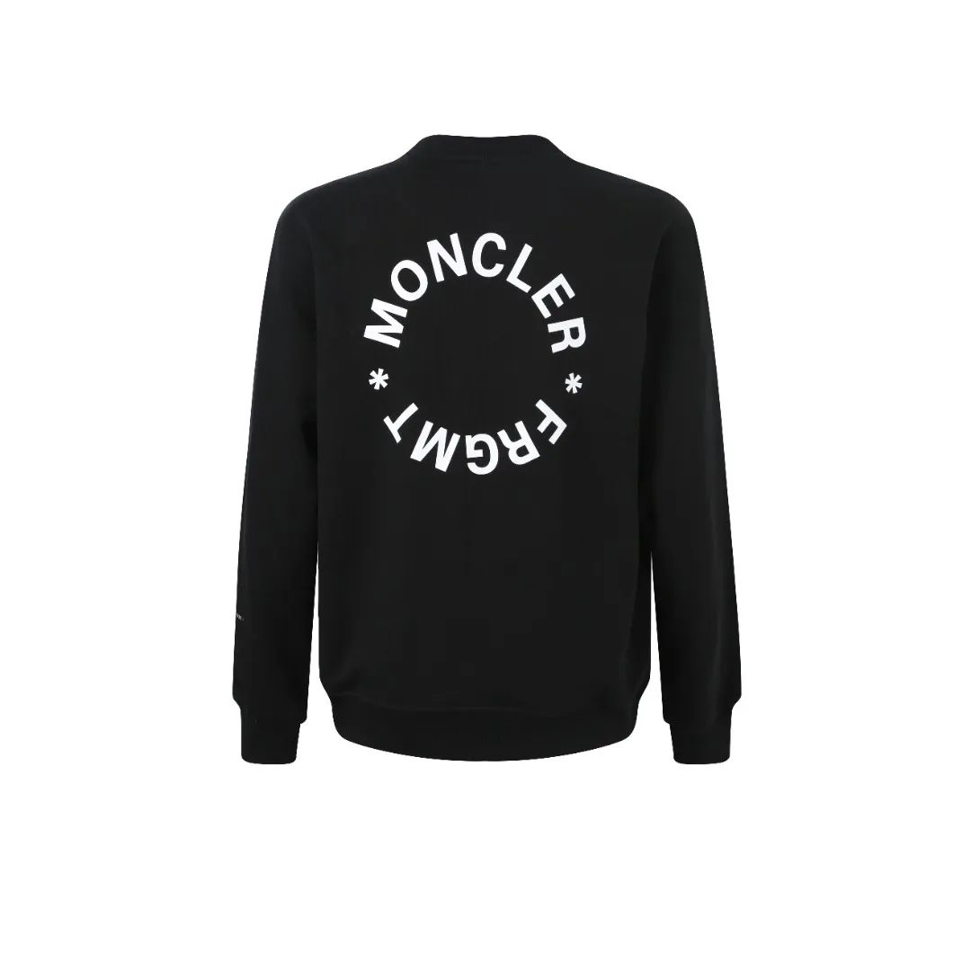 P370 MONCLER printed round neck sweatshirt Fabric selection: Single-sided fish scale fabric woven with cotton as the base. The front is a smooth knitted surface, and the skin-touching surface is formed into three-dimensional terry through the floating thread knitting technology of the knitting machine, which increases the fluffiness and has a delicate touch. The terry structure absorbs a large amount of water and evaporates quickly, so it is not easy to loosen and deform after repeated washing.  Process 1: Use glue printing to present 4 high-saturation patterns on the fabric. The pressure of the scraper is even, and the scraping printing is done in 3 times to ensure that the glue is fully penetrated and covered. After curing at high temperature, the pigment is firmly bonded to the cotton fiber. The ink-absorbing and penetrating properties of the cotton fiber make the pattern less likely to fall off due to friction.  Process 2: The 2*2 rib formed by alternating longitudinal rows of front coils and longitudinal rows of back coils is still very elastic and has a wide pattern that fits the wrist and waist without a sense of restraint. The gaps between the coils allow air to circulate without losing warmth.  Process 2: By actively interfering with the shrinkage potential of cotton fibers, the fabric is able to transition from changeable to stable, improving dimensional stability while being less prone to deformation and wrinkles.  Accessories: One to one customized 3-standard SIZE: S M L XL