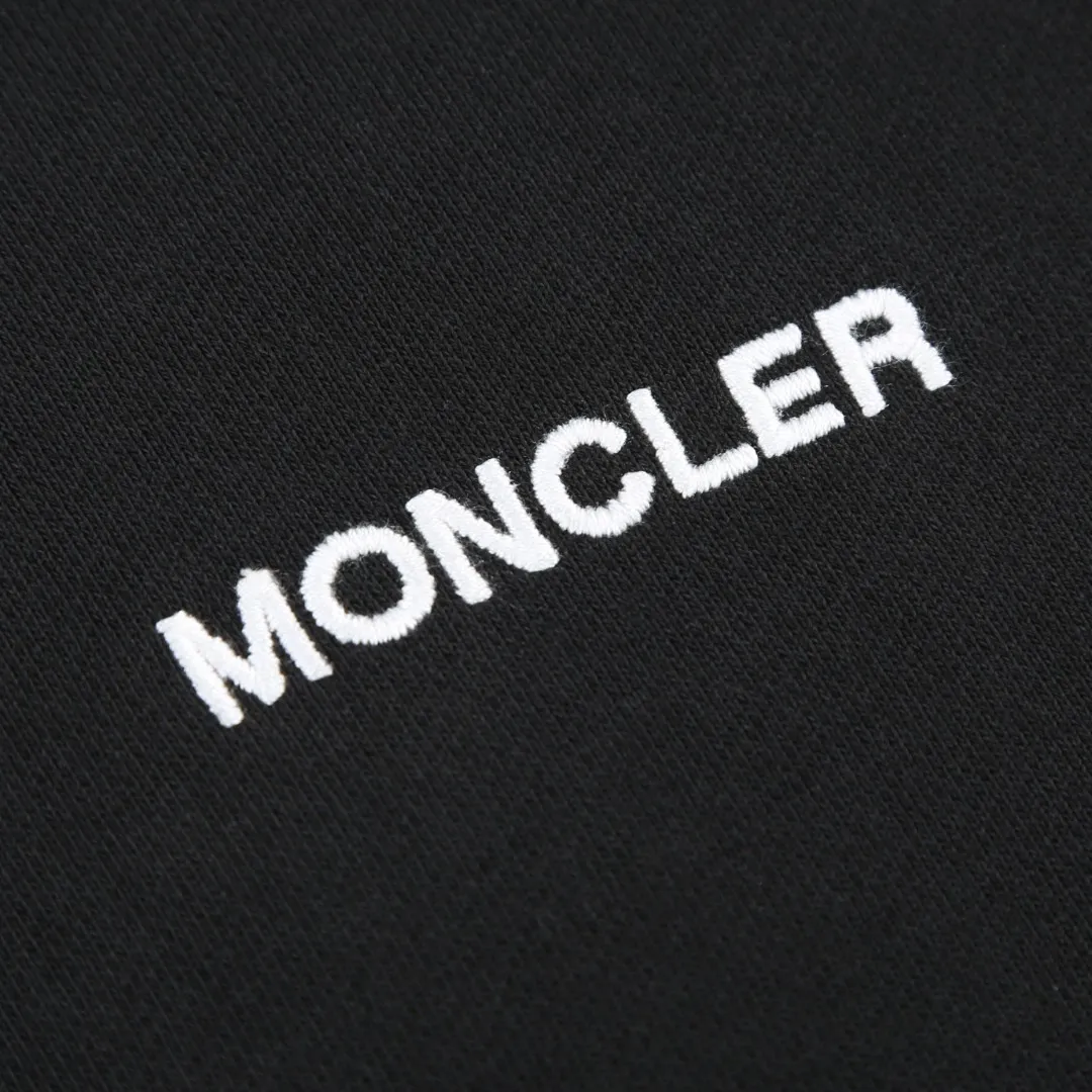 P370 MONCLER printed round neck sweatshirt Fabric selection: Single-sided fish scale fabric woven with cotton as the base. The front is a smooth knitted surface, and the skin-touching surface is formed into three-dimensional terry through the floating thread knitting technology of the knitting machine, which increases the fluffiness and has a delicate touch. The terry structure absorbs a large amount of water and evaporates quickly, so it is not easy to loosen and deform after repeated washing.  Process 1: Use glue printing to present 4 high-saturation patterns on the fabric. The pressure of the scraper is even, and the scraping printing is done in 3 times to ensure that the glue is fully penetrated and covered. After curing at high temperature, the pigment is firmly bonded to the cotton fiber. The ink-absorbing and penetrating properties of the cotton fiber make the pattern less likely to fall off due to friction.  Process 2: The 2*2 rib formed by alternating longitudinal rows of front coils and longitudinal rows of back coils is still very elastic and has a wide pattern that fits the wrist and waist without a sense of restraint. The gaps between the coils allow air to circulate without losing warmth.  Process 2: By actively interfering with the shrinkage potential of cotton fibers, the fabric is able to transition from changeable to stable, improving dimensional stability while being less prone to deformation and wrinkles.  Accessories: One to one customized 3-standard SIZE: S M L XL