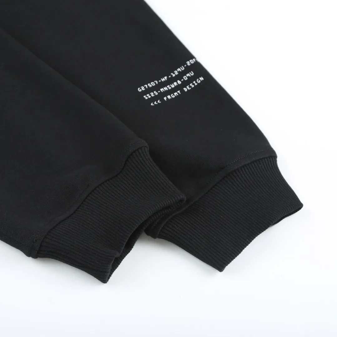 P370 MONCLER printed round neck sweatshirt Fabric selection: Single-sided fish scale fabric woven with cotton as the base. The front is a smooth knitted surface, and the skin-touching surface is formed into three-dimensional terry through the floating thread knitting technology of the knitting machine, which increases the fluffiness and has a delicate touch. The terry structure absorbs a large amount of water and evaporates quickly, so it is not easy to loosen and deform after repeated washing.  Process 1: Use glue printing to present 4 high-saturation patterns on the fabric. The pressure of the scraper is even, and the scraping printing is done in 3 times to ensure that the glue is fully penetrated and covered. After curing at high temperature, the pigment is firmly bonded to the cotton fiber. The ink-absorbing and penetrating properties of the cotton fiber make the pattern less likely to fall off due to friction.  Process 2: The 2*2 rib formed by alternating longitudinal rows of front coils and longitudinal rows of back coils is still very elastic and has a wide pattern that fits the wrist and waist without a sense of restraint. The gaps between the coils allow air to circulate without losing warmth.  Process 2: By actively interfering with the shrinkage potential of cotton fibers, the fabric is able to transition from changeable to stable, improving dimensional stability while being less prone to deformation and wrinkles.  Accessories: One to one customized 3-standard SIZE: S M L XL