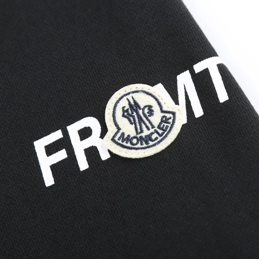 P370 MONCLER printed round neck sweatshirt Fabric selection: Single-sided fish scale fabric woven with cotton as the base. The front is a smooth knitted surface, and the skin-touching surface is formed into three-dimensional terry through the floating thread knitting technology of the knitting machine, which increases the fluffiness and has a delicate touch. The terry structure absorbs a large amount of water and evaporates quickly, so it is not easy to loosen and deform after repeated washing.  Process 1: Use glue printing to present 4 high-saturation patterns on the fabric. The pressure of the scraper is even, and the scraping printing is done in 3 times to ensure that the glue is fully penetrated and covered. After curing at high temperature, the pigment is firmly bonded to the cotton fiber. The ink-absorbing and penetrating properties of the cotton fiber make the pattern less likely to fall off due to friction.  Process 2: The 2*2 rib formed by alternating longitudinal rows of front coils and longitudinal rows of back coils is still very elastic and has a wide pattern that fits the wrist and waist without a sense of restraint. The gaps between the coils allow air to circulate without losing warmth.  Process 2: By actively interfering with the shrinkage potential of cotton fibers, the fabric is able to transition from changeable to stable, improving dimensional stability while being less prone to deformation and wrinkles.  Accessories: One to one customized 3-standard SIZE: S M L XL
