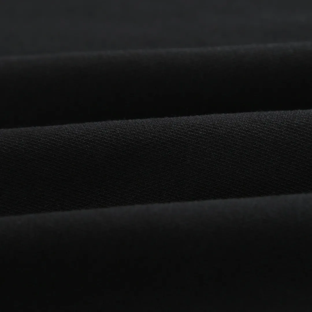 P370 MONCLER printed round neck sweatshirt Fabric selection: Single-sided fish scale fabric woven with cotton as the base. The front is a smooth knitted surface, and the skin-touching surface is formed into three-dimensional terry through the floating thread knitting technology of the knitting machine, which increases the fluffiness and has a delicate touch. The terry structure absorbs a large amount of water and evaporates quickly, so it is not easy to loosen and deform after repeated washing.  Process 1: Use glue printing to present 4 high-saturation patterns on the fabric. The pressure of the scraper is even, and the scraping printing is done in 3 times to ensure that the glue is fully penetrated and covered. After curing at high temperature, the pigment is firmly bonded to the cotton fiber. The ink-absorbing and penetrating properties of the cotton fiber make the pattern less likely to fall off due to friction.  Process 2: The 2*2 rib formed by alternating longitudinal rows of front coils and longitudinal rows of back coils is still very elastic and has a wide pattern that fits the wrist and waist without a sense of restraint. The gaps between the coils allow air to circulate without losing warmth.  Process 2: By actively interfering with the shrinkage potential of cotton fibers, the fabric is able to transition from changeable to stable, improving dimensional stability while being less prone to deformation and wrinkles.  Accessories: One to one customized 3-standard SIZE: S M L XL