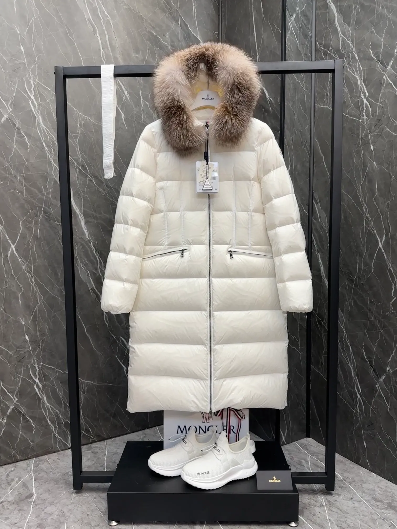 P1100 New Down ⬆️Moncler 2025 New Colors Boed Women's Long Down Jacket Jacket Boedic women's down jacket is made of longue saison fabric, embellished with fur trim, providing warm care. (⚠️Fox fur collar imported from Finland, of course the fur collar needs to be larger to look good) The Boed down jacket has a soft silhouette design and is equipped with a delicate belt to create a sophisticated and elegant winter look. Made of longue saison fabric with wool trim on the hood. Details •Made from longue saison fabric •Longue saison lining •Filled with down •Hood with removable fleece trim •Two-way zipper closure •Elasticated waistband with patented snap buttons •Zip closure lateral pockets with grosgrain piping •Adjustable elastic cuffs Size: 1-4 Women's