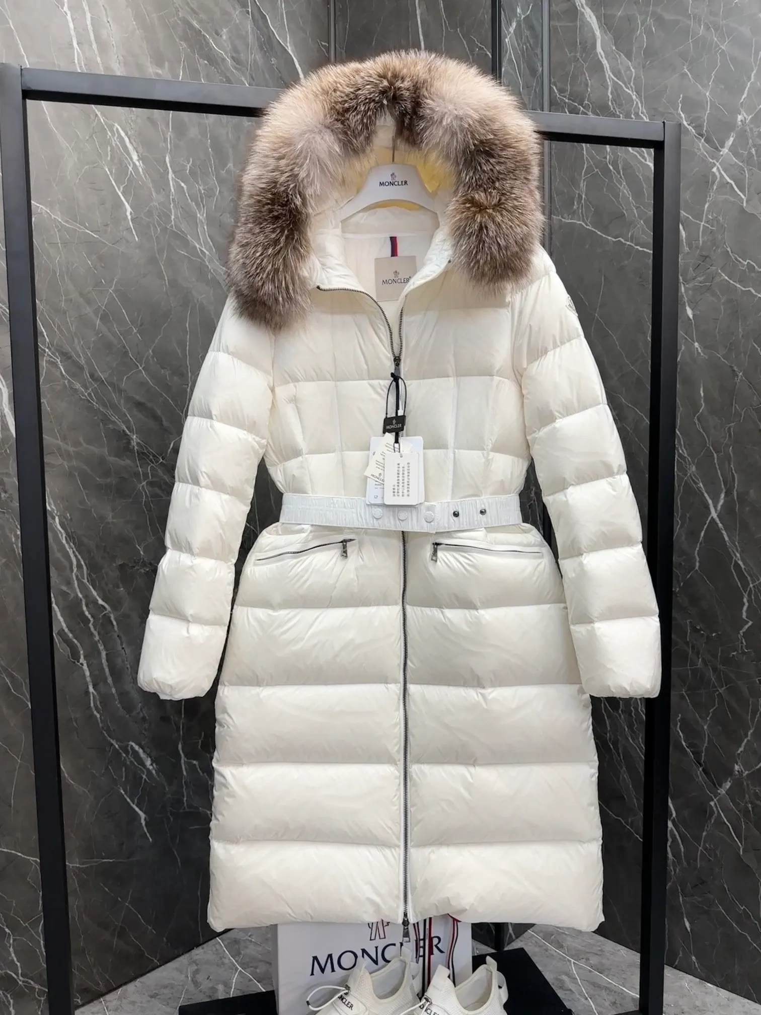 P1100 New Down ⬆️Moncler 2025 New Colors Boed Women's Long Down Jacket Jacket Boedic women's down jacket is made of longue saison fabric, embellished with fur trim, providing warm care. (⚠️Fox fur collar imported from Finland, of course the fur collar needs to be larger to look good) The Boed down jacket has a soft silhouette design and is equipped with a delicate belt to create a sophisticated and elegant winter look. Made of longue saison fabric with wool trim on the hood. Details •Made from longue saison fabric •Longue saison lining •Filled with down •Hood with removable fleece trim •Two-way zipper closure •Elasticated waistband with patented snap buttons •Zip closure lateral pockets with grosgrain piping •Adjustable elastic cuffs Size: 1-4 Women's