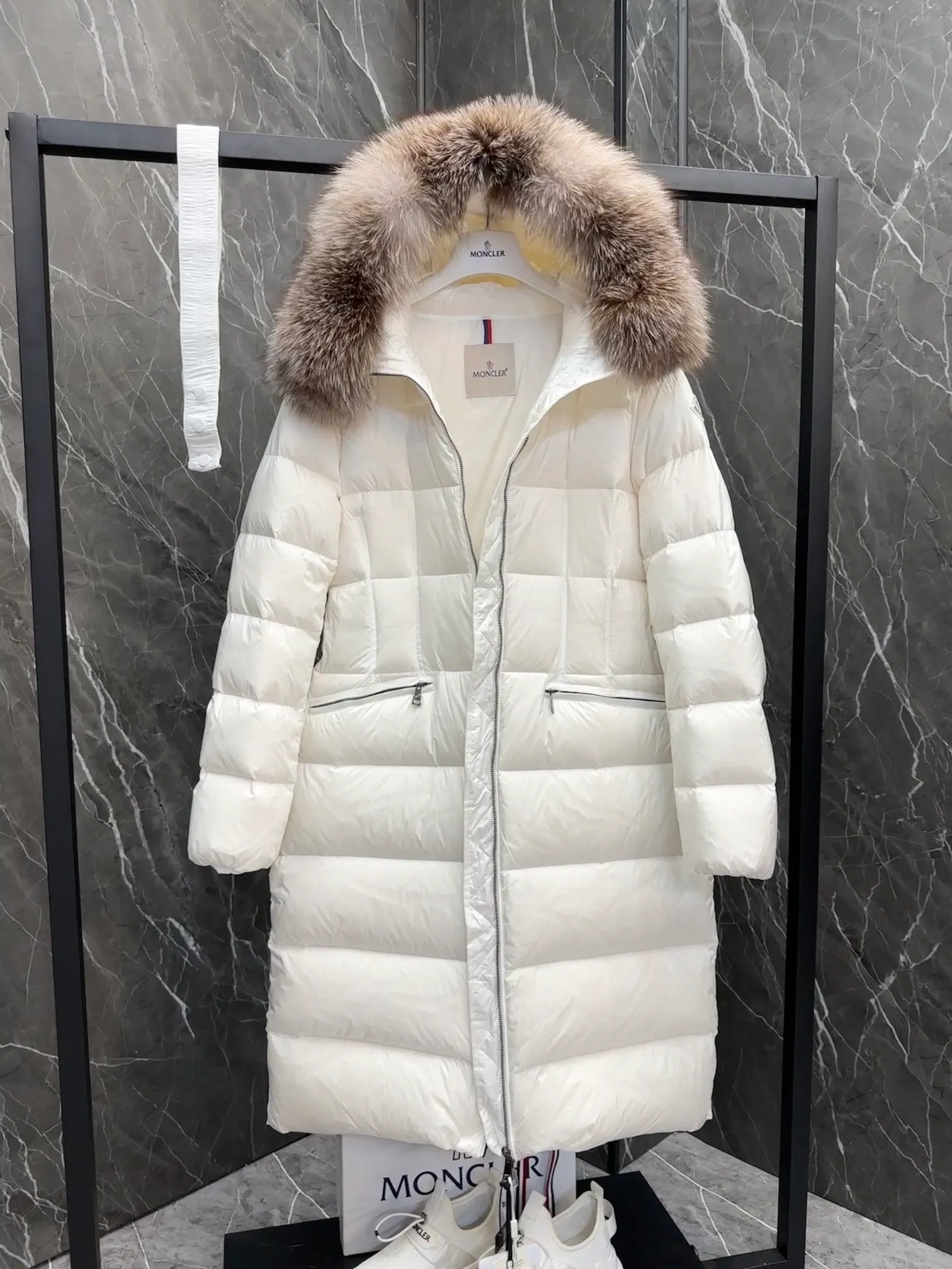 P1100 New Down ⬆️Moncler 2025 New Colors Boed Women's Long Down Jacket Jacket Boedic women's down jacket is made of longue saison fabric, embellished with fur trim, providing warm care. (⚠️Fox fur collar imported from Finland, of course the fur collar needs to be larger to look good) The Boed down jacket has a soft silhouette design and is equipped with a delicate belt to create a sophisticated and elegant winter look. Made of longue saison fabric with wool trim on the hood. Details •Made from longue saison fabric •Longue saison lining •Filled with down •Hood with removable fleece trim •Two-way zipper closure •Elasticated waistband with patented snap buttons •Zip closure lateral pockets with grosgrain piping •Adjustable elastic cuffs Size: 1-4 Women's