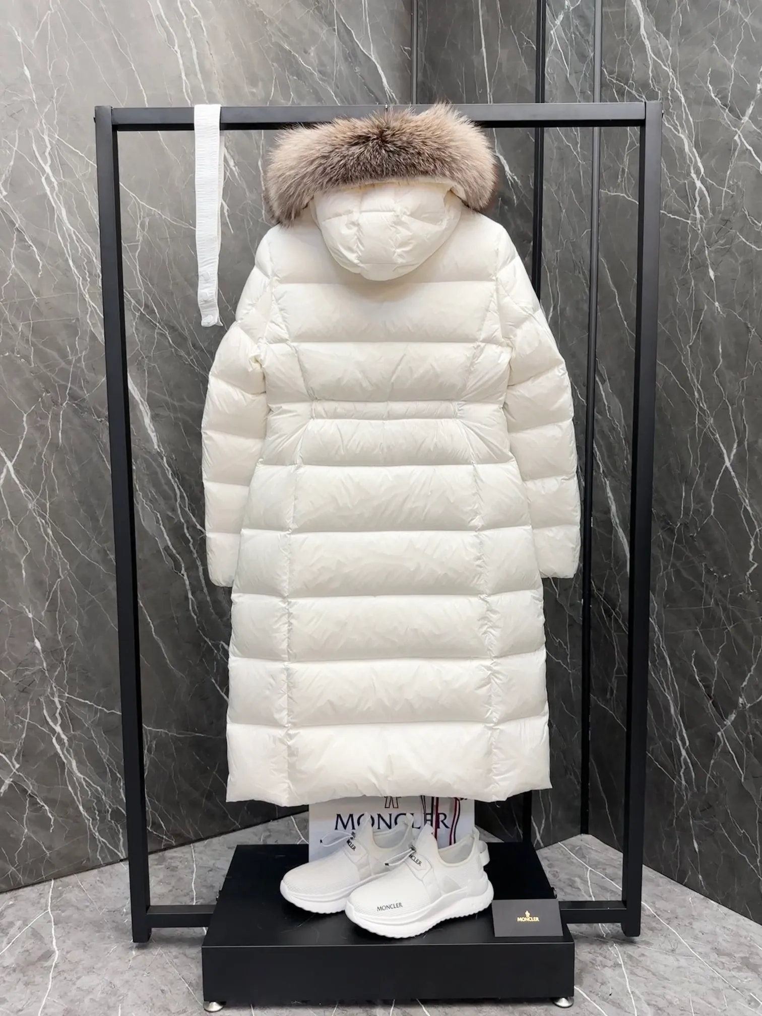 P1100 New Down ⬆️Moncler 2025 New Colors Boed Women's Long Down Jacket Jacket Boedic women's down jacket is made of longue saison fabric, embellished with fur trim, providing warm care. (⚠️Fox fur collar imported from Finland, of course the fur collar needs to be larger to look good) The Boed down jacket has a soft silhouette design and is equipped with a delicate belt to create a sophisticated and elegant winter look. Made of longue saison fabric with wool trim on the hood. Details •Made from longue saison fabric •Longue saison lining •Filled with down •Hood with removable fleece trim •Two-way zipper closure •Elasticated waistband with patented snap buttons •Zip closure lateral pockets with grosgrain piping •Adjustable elastic cuffs Size: 1-4 Women's