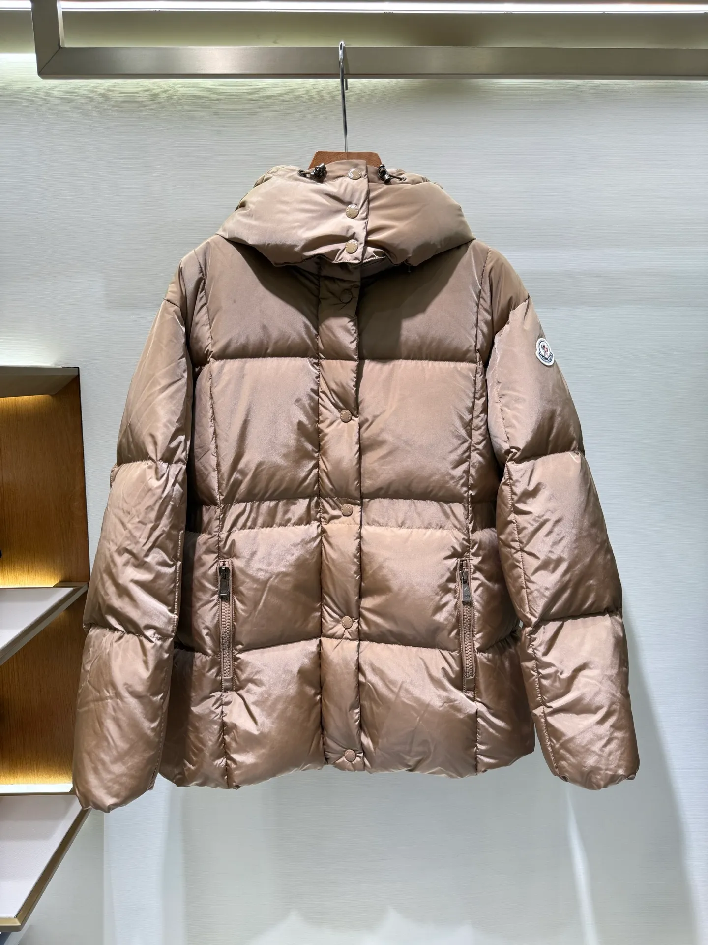 P1320 Moncler Men's Mouth Waisted Black Gold Agneux Women's Square Quilted Hooded Short Down Jacket The Agneux down jacket combines protective fabrics and exquisite textures. Short fit in functional nylon with a glossy satin finish. Paired with a nipped-in waist design, it outlines a feminine silhouette.  Fabric: Made of nylon fabric, Longue saisont, filled with down (90 down white goose down) Craftsmanship: Detachable and adjustable hood, zipper and snap closure, zipper pockets, elastic waist (supports NFC chip function) Size: 0 1 2 3 5555070