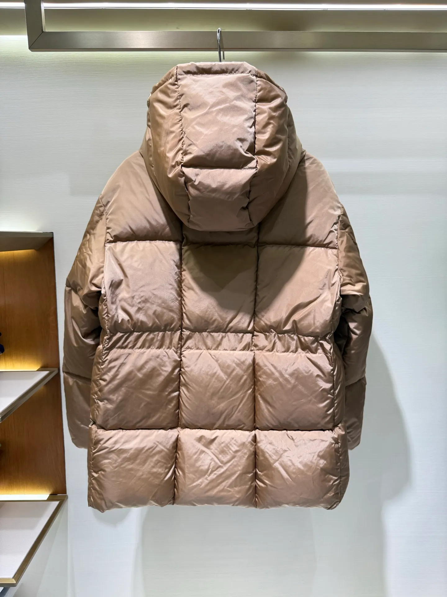 P1320 Moncler Men's Mouth Waisted Black Gold Agneux Women's Square Quilted Hooded Short Down Jacket The Agneux down jacket combines protective fabrics and exquisite textures. Short fit in functional nylon with a glossy satin finish. Paired with a nipped-in waist design, it outlines a feminine silhouette.  Fabric: Made of nylon fabric, Longue saisont, filled with down (90 down white goose down) Craftsmanship: Detachable and adjustable hood, zipper and snap closure, zipper pockets, elastic waist (supports NFC chip function) Size: 0 1 2 3 5555070