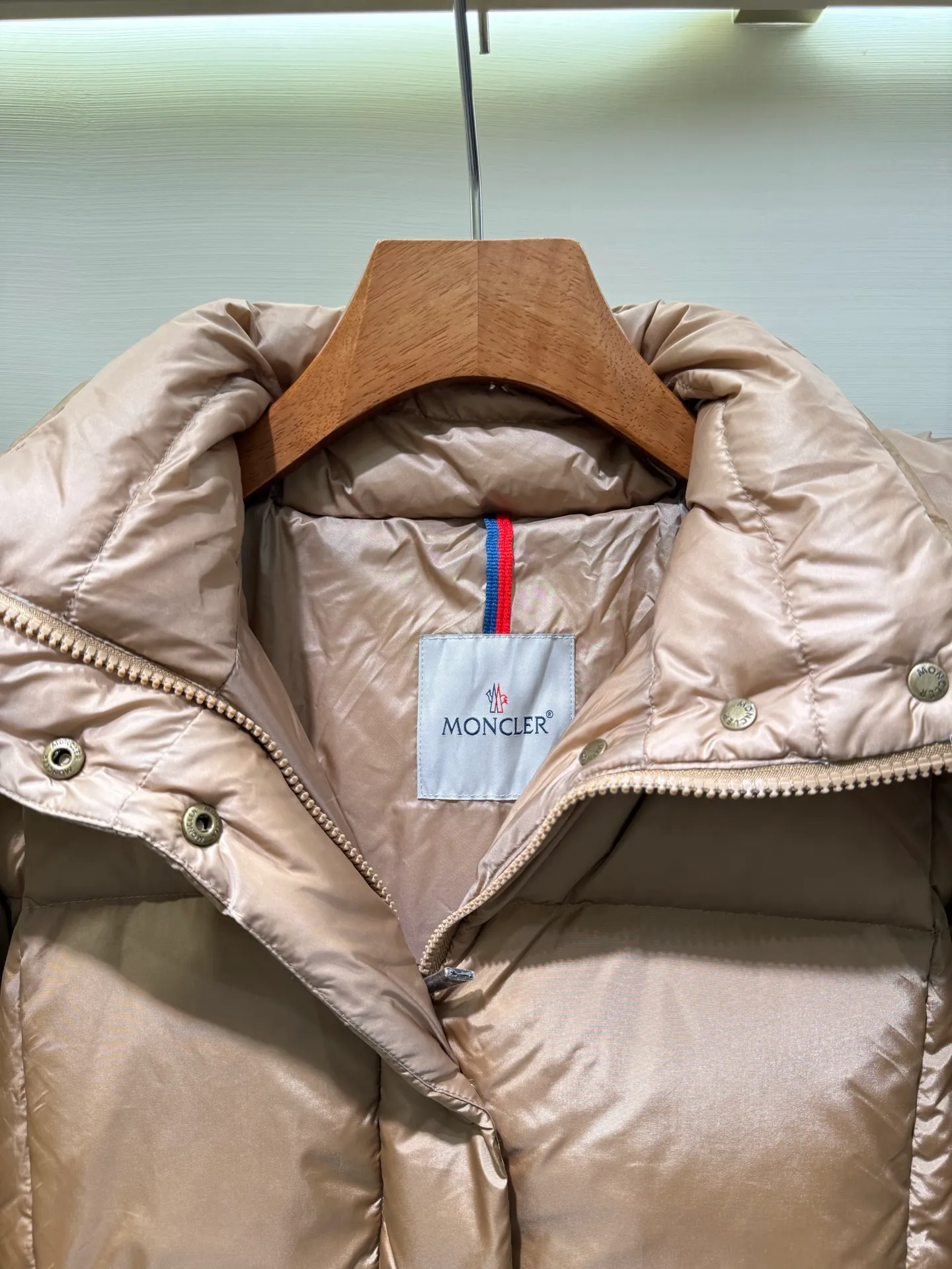 P1320 Moncler Men's Mouth Waisted Black Gold Agneux Women's Square Quilted Hooded Short Down Jacket The Agneux down jacket combines protective fabrics and exquisite textures. Short fit in functional nylon with a glossy satin finish. Paired with a nipped-in waist design, it outlines a feminine silhouette.  Fabric: Made of nylon fabric, Longue saisont, filled with down (90 down white goose down) Craftsmanship: Detachable and adjustable hood, zipper and snap closure, zipper pockets, elastic waist (supports NFC chip function) Size: 0 1 2 3 5555070