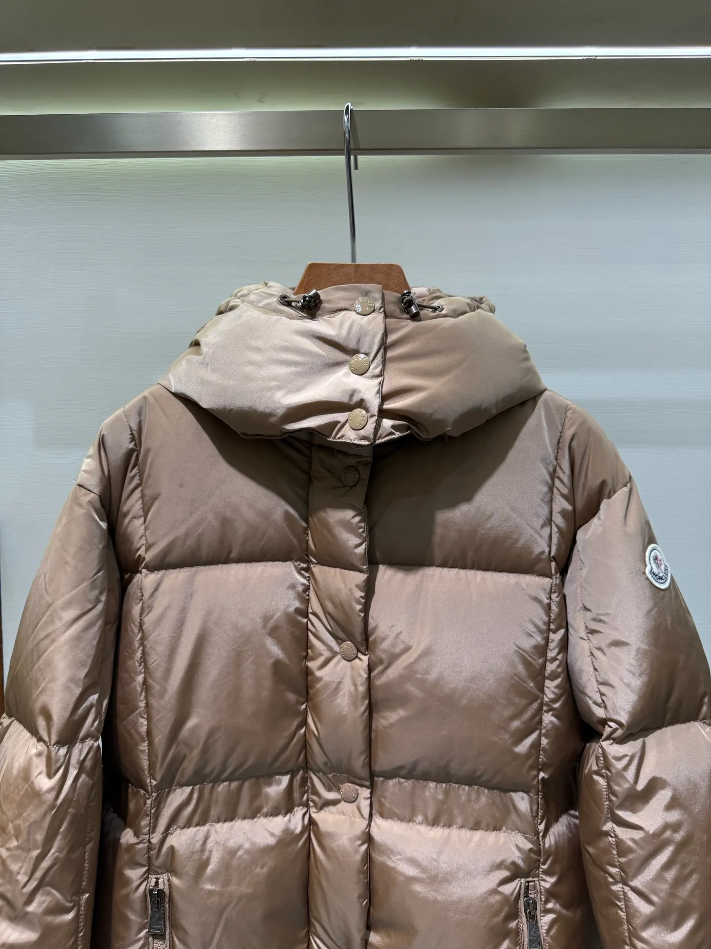 P1320 Moncler Men's Mouth Waisted Black Gold Agneux Women's Square Quilted Hooded Short Down Jacket The Agneux down jacket combines protective fabrics and exquisite textures. Short fit in functional nylon with a glossy satin finish. Paired with a nipped-in waist design, it outlines a feminine silhouette.  Fabric: Made of nylon fabric, Longue saisont, filled with down (90 down white goose down) Craftsmanship: Detachable and adjustable hood, zipper and snap closure, zipper pockets, elastic waist (supports NFC chip function) Size: 0 1 2 3 5555070