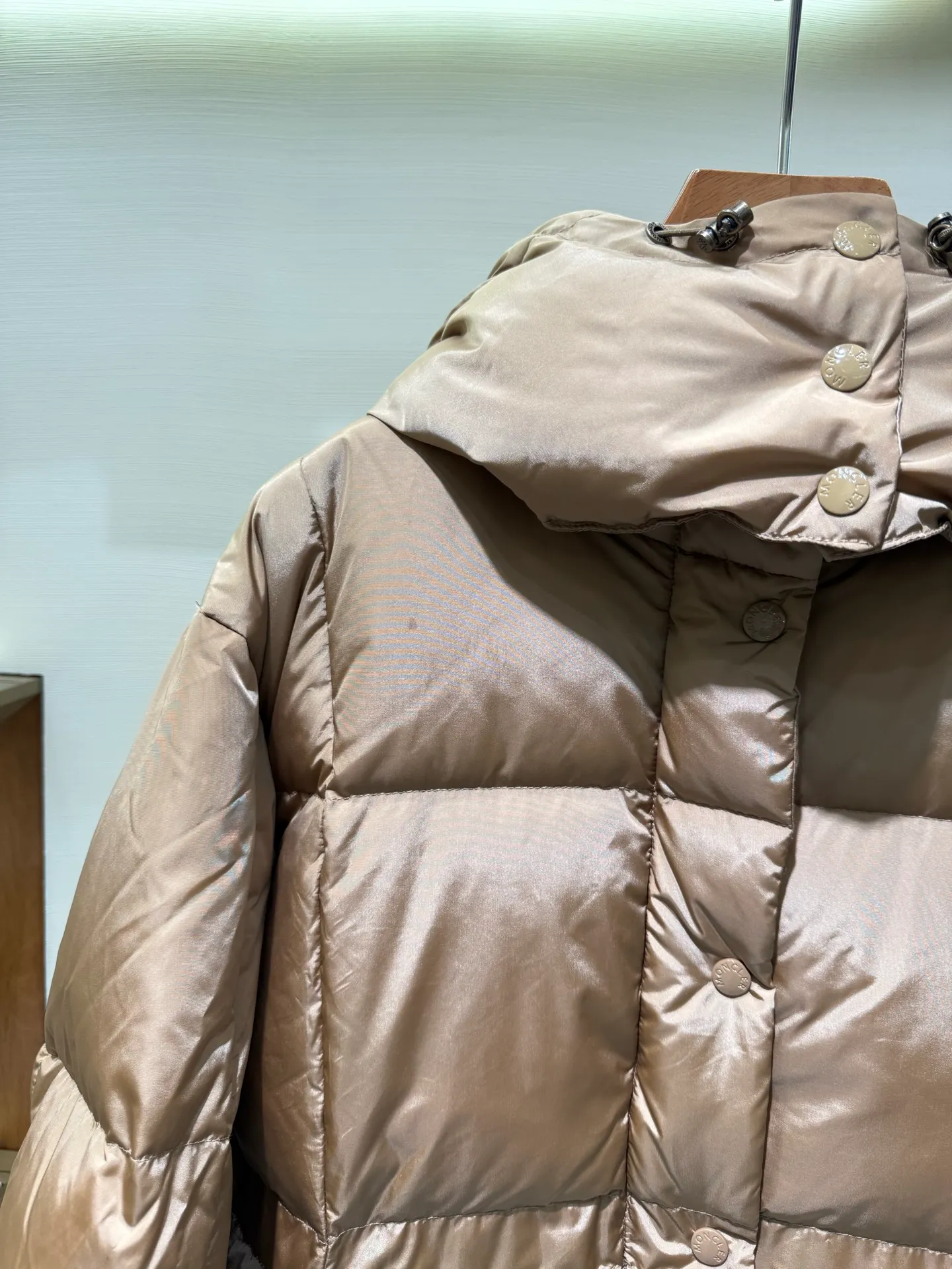 P1320 Moncler Men's Mouth Waisted Black Gold Agneux Women's Square Quilted Hooded Short Down Jacket The Agneux down jacket combines protective fabrics and exquisite textures. Short fit in functional nylon with a glossy satin finish. Paired with a nipped-in waist design, it outlines a feminine silhouette.  Fabric: Made of nylon fabric, Longue saisont, filled with down (90 down white goose down) Craftsmanship: Detachable and adjustable hood, zipper and snap closure, zipper pockets, elastic waist (supports NFC chip function) Size: 0 1 2 3 5555070