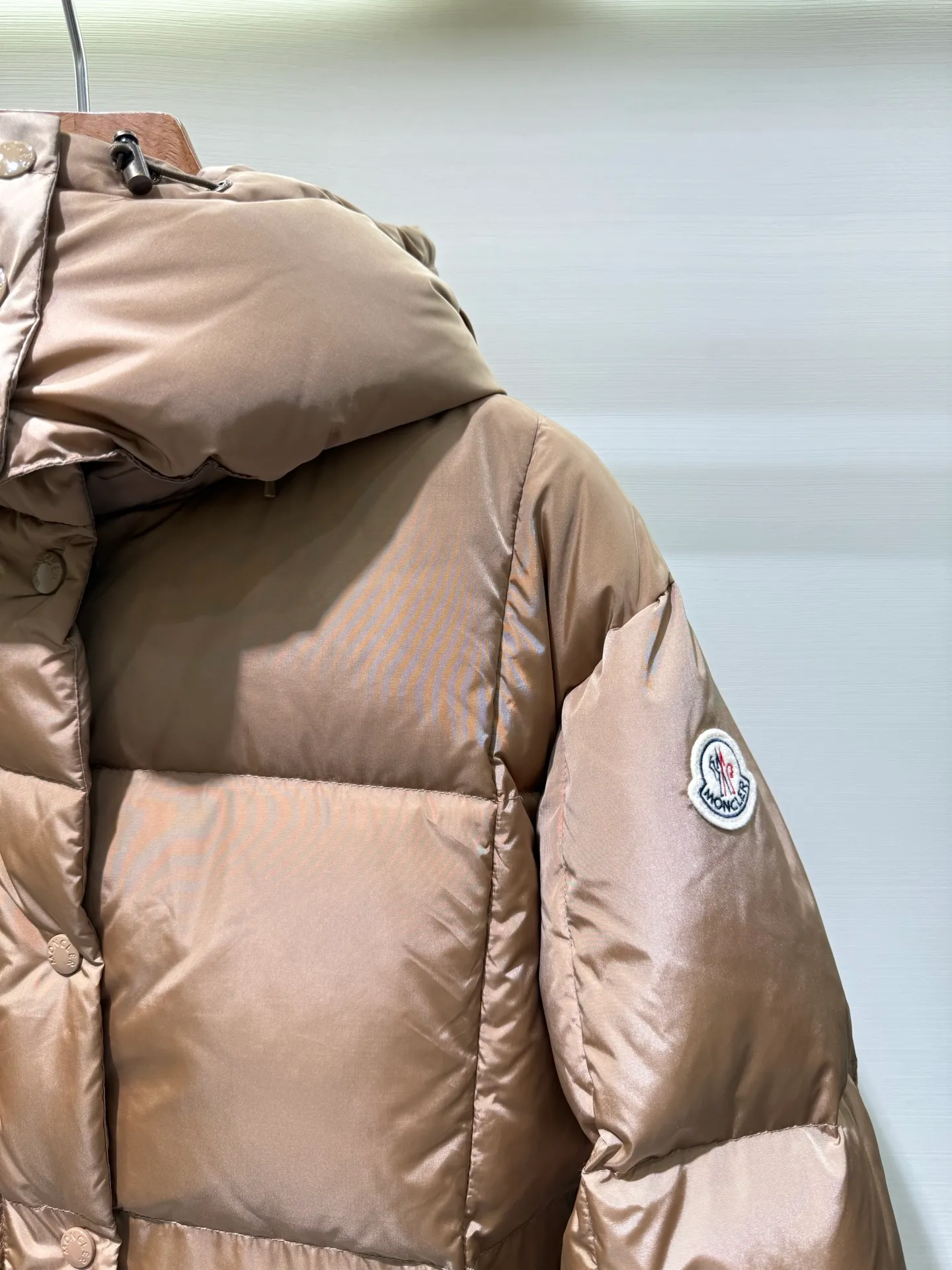 P1320 Moncler Men's Mouth Waisted Black Gold Agneux Women's Square Quilted Hooded Short Down Jacket The Agneux down jacket combines protective fabrics and exquisite textures. Short fit in functional nylon with a glossy satin finish. Paired with a nipped-in waist design, it outlines a feminine silhouette.  Fabric: Made of nylon fabric, Longue saisont, filled with down (90 down white goose down) Craftsmanship: Detachable and adjustable hood, zipper and snap closure, zipper pockets, elastic waist (supports NFC chip function) Size: 0 1 2 3 5555070