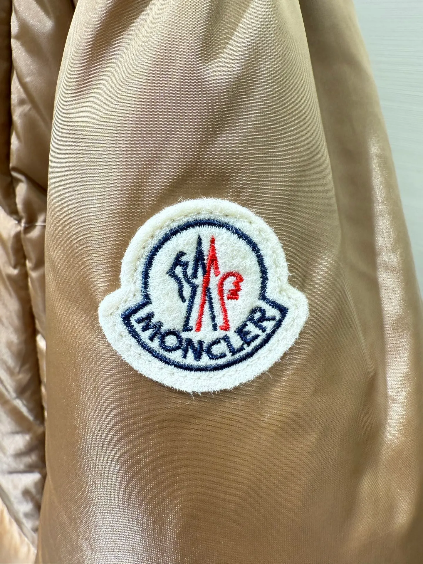 P1320 Moncler Men's Mouth Waisted Black Gold Agneux Women's Square Quilted Hooded Short Down Jacket The Agneux down jacket combines protective fabrics and exquisite textures. Short fit in functional nylon with a glossy satin finish. Paired with a nipped-in waist design, it outlines a feminine silhouette.  Fabric: Made of nylon fabric, Longue saisont, filled with down (90 down white goose down) Craftsmanship: Detachable and adjustable hood, zipper and snap closure, zipper pockets, elastic waist (supports NFC chip function) Size: 0 1 2 3 5555070
