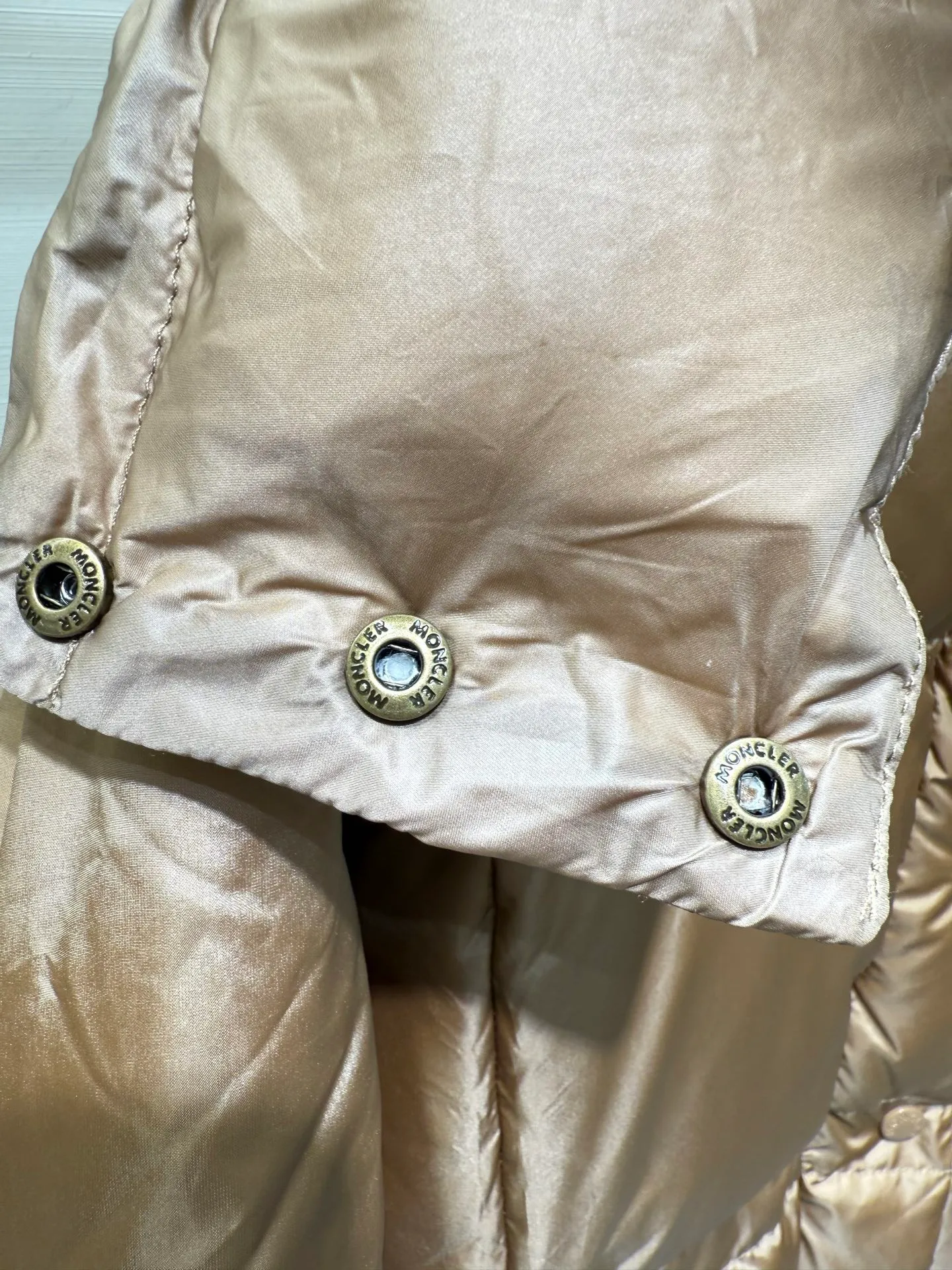 P1320 Moncler Men's Mouth Waisted Black Gold Agneux Women's Square Quilted Hooded Short Down Jacket The Agneux down jacket combines protective fabrics and exquisite textures. Short fit in functional nylon with a glossy satin finish. Paired with a nipped-in waist design, it outlines a feminine silhouette.  Fabric: Made of nylon fabric, Longue saisont, filled with down (90 down white goose down) Craftsmanship: Detachable and adjustable hood, zipper and snap closure, zipper pockets, elastic waist (supports NFC chip function) Size: 0 1 2 3 5555070