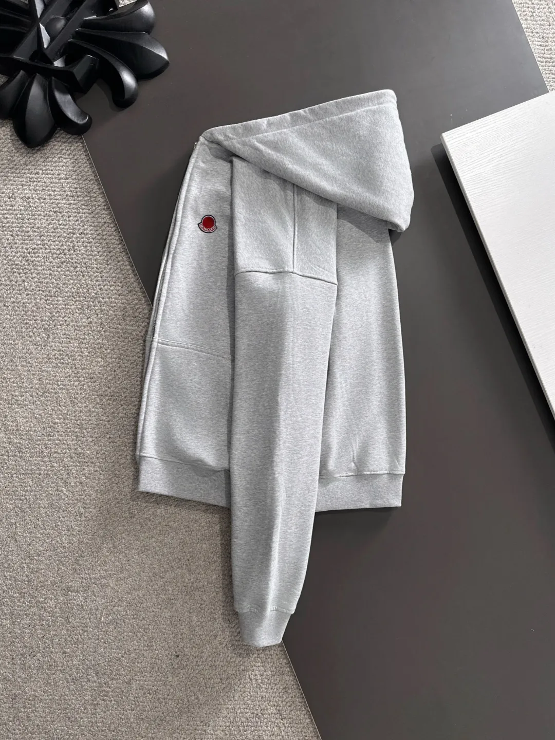 Next day delivery P460 High quality MONCLER/muzzle Exclusive debut of 25ss new autumn and winter lapel double zipper hooded sweatshirt jacket Many stars have the same style. Craftsmanship that ordinary small workshops cannot copy. We are not afraid of any challenges in terms of materials, detail restoration and craftsmanship, just to provide you with wonderful products. Compare the top original versions at will. No expense is spared just to do better. Unique imported fabric feel. Purely imported German machine production. Precision operation and thousands of needle density. A full set of new accessories with three standards can be customized at the same time. The upper body is versatile and fashionable. The perfect choice for autumn and winter. The must-have item. Size chart: S to XXL (or state your height and weight when placing an order)