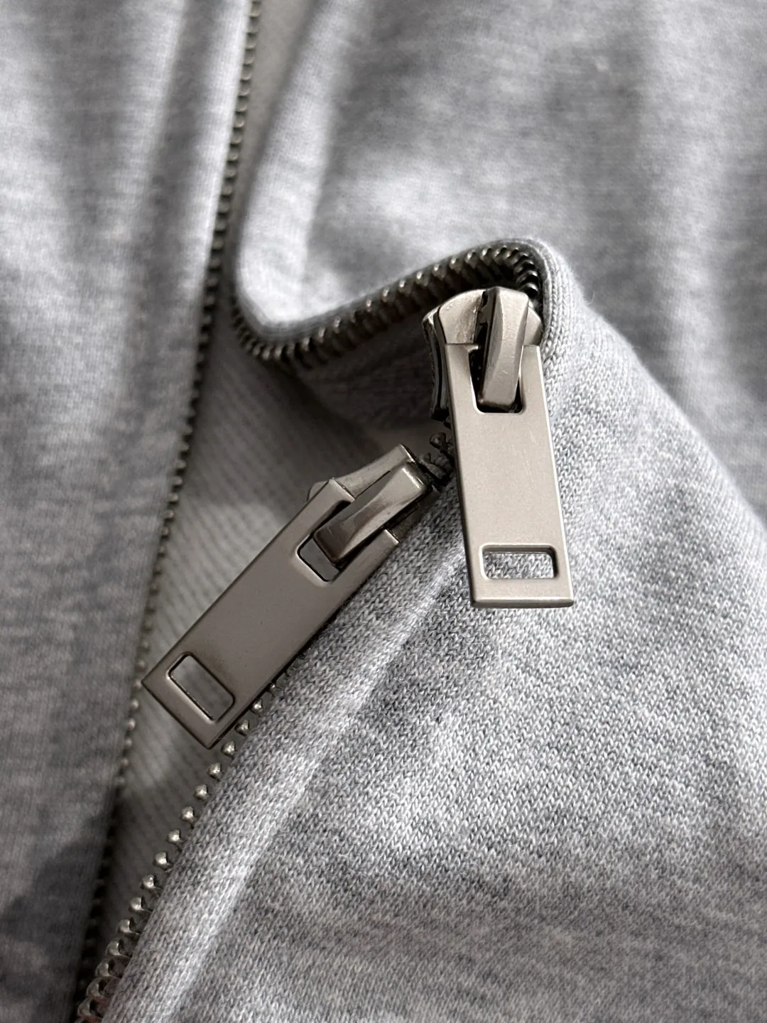 Next day delivery P460 High quality MONCLER/muzzle Exclusive debut of 25ss new autumn and winter lapel double zipper hooded sweatshirt jacket Many stars have the same style. Craftsmanship that ordinary small workshops cannot copy. We are not afraid of any challenges in terms of materials, detail restoration and craftsmanship, just to provide you with wonderful products. Compare the top original versions at will. No expense is spared just to do better. Unique imported fabric feel. Purely imported German machine production. Precision operation and thousands of needle density. A full set of new accessories with three standards can be customized at the same time. The upper body is versatile and fashionable. The perfect choice for autumn and winter. The must-have item. Size chart: S to XXL (or state your height and weight when placing an order)