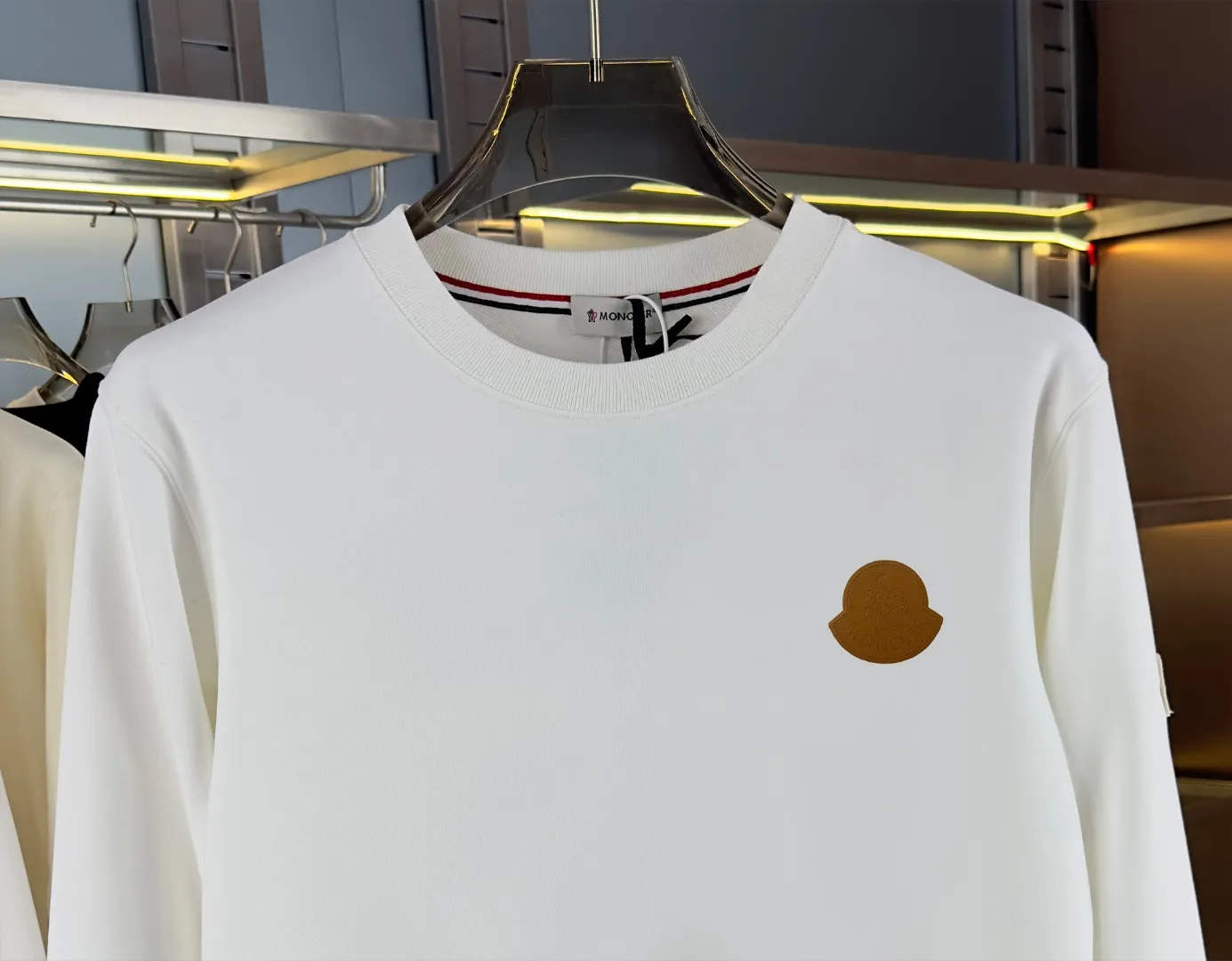 P210 High-version sweatshirt) [Long-term stock] 〖𝐌𝐎𝐍𝐂𝐋𝐄𝐑~Mask〗 Made of 440g heavy-weight fabric. It is different from the market currency. It can be matched with any variety and is properly handsome. 😎The whole dress is made of double waistcoats. The double waistcoats make the whole dress more three-dimensional. Not ordinary factories can do such fine work. 2025 Spring runway version of the T stage, on sale at the counter, round neck terry sweatshirt, high-end double-strand pure cotton, custom-made stretch ribs, dyed in the same vat, complete with three standards, matched with exquisite embroidered LOGO on the chest, simple and advanced, same style for men and women. Color: black, apricot, white, size: S M L XL 2XL