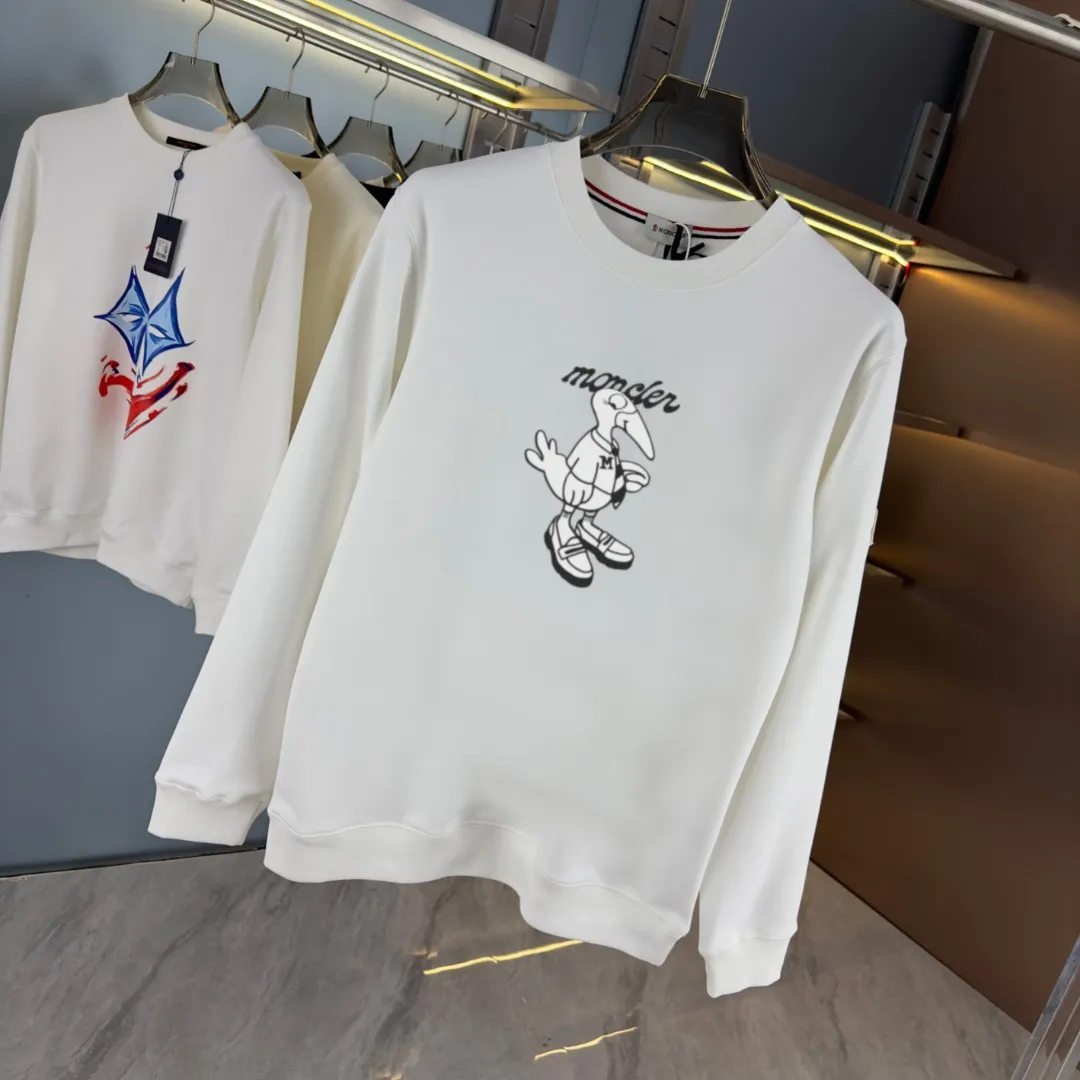 P210 high version sweatshirt) 📦With exclusive packaging📦 [Long-term ready stock] Upgraded version "Mobile phone smart sensor ~ NFC chip armband ~ Directly to the official website for anti-counterfeiting" 〖 𝐌𝐎𝐍𝐂𝐋𝐄𝐑 ~ Mouth covering〗 2025 new high quality, using 450 grams of heavyweight fabric Different from the market currency, you can mix and match everything at will and you will be handsome😎The whole clothes is made of double waistcoats. The double waistcoats make the whole dress more three-dimensional. It is not an ordinary factory that can do such fine work. 2025 autumn and winter new style, on sale at the counter, exquisite printed round neck terry sweatshirt. High-end double-ply cotton. Customized stretch ribs are dyed in the same vat. Three standards are complete. It is matched with digital printing patterns and is very breathable. Same style for men and women. Color: black, white, apricot. Size: S M L XL 2XL