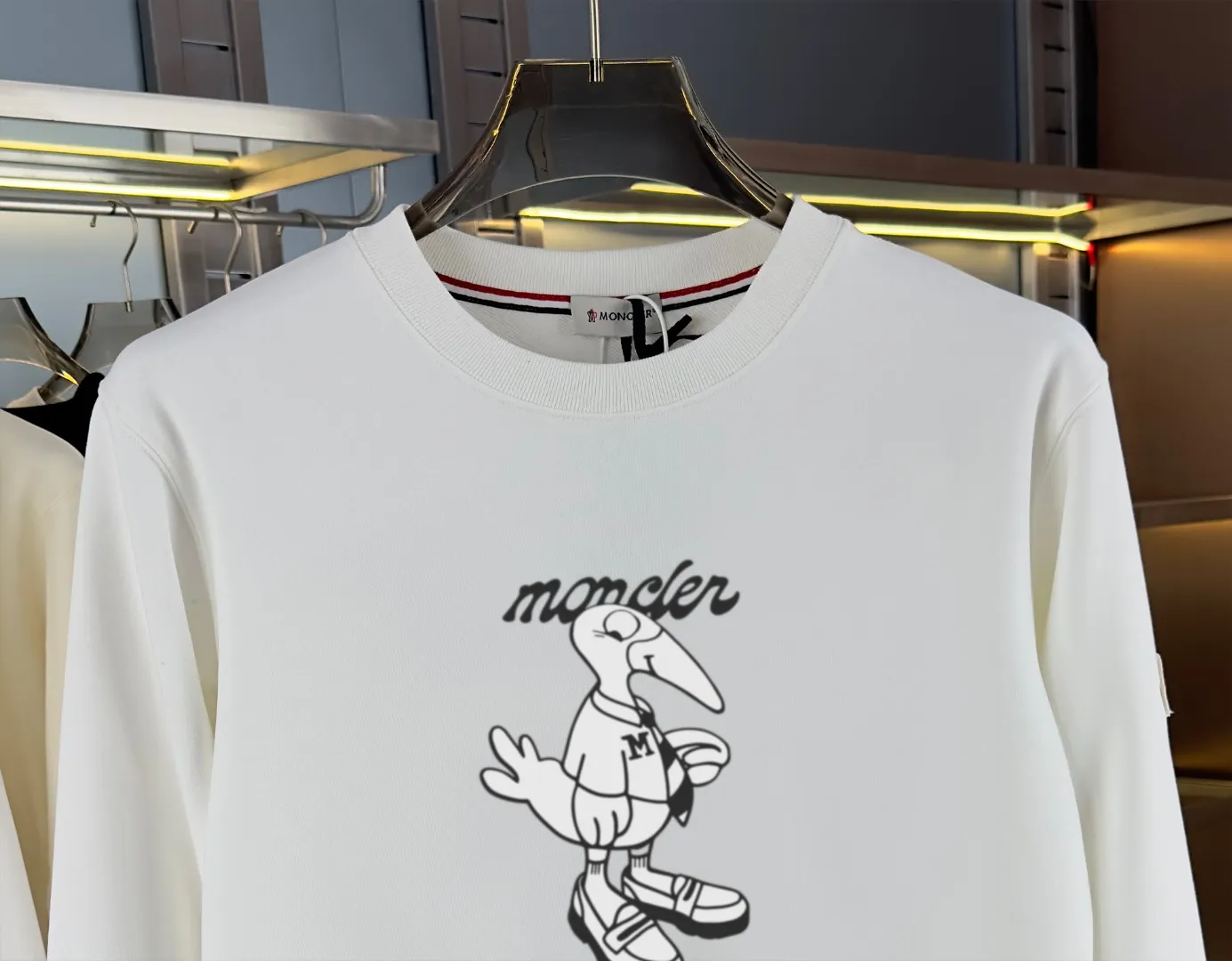 P210 high version sweatshirt) 📦With exclusive packaging📦 [Long-term ready stock] Upgraded version "Mobile phone smart sensor ~ NFC chip armband ~ Directly to the official website for anti-counterfeiting" 〖 𝐌𝐎𝐍𝐂𝐋𝐄𝐑 ~ Mouth covering〗 2025 new high quality, using 450 grams of heavyweight fabric Different from the market currency, you can mix and match everything at will and you will be handsome😎The whole clothes is made of double waistcoats. The double waistcoats make the whole dress more three-dimensional. It is not an ordinary factory that can do such fine work. 2025 autumn and winter new style, on sale at the counter, exquisite printed round neck terry sweatshirt. High-end double-ply cotton. Customized stretch ribs are dyed in the same vat. Three standards are complete. It is matched with digital printing patterns and is very breathable. Same style for men and women. Color: black, white, apricot. Size: S M L XL 2XL