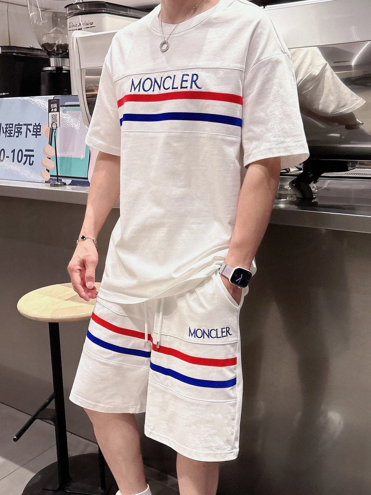 P560 Brand [MONCLER Mouth Covered] 2025 round neck short-sleeved shorts suit. The pure cotton fabric upper body will not be stuffy, the smooth and comfortable skin-friendly effect is more breathable, the fabric has its own texture, classic logo technology, a new interpretation from a unique angle, the first choice for fashion and versatility! Size: M-3XL (maximum wear: 190 pounds)
