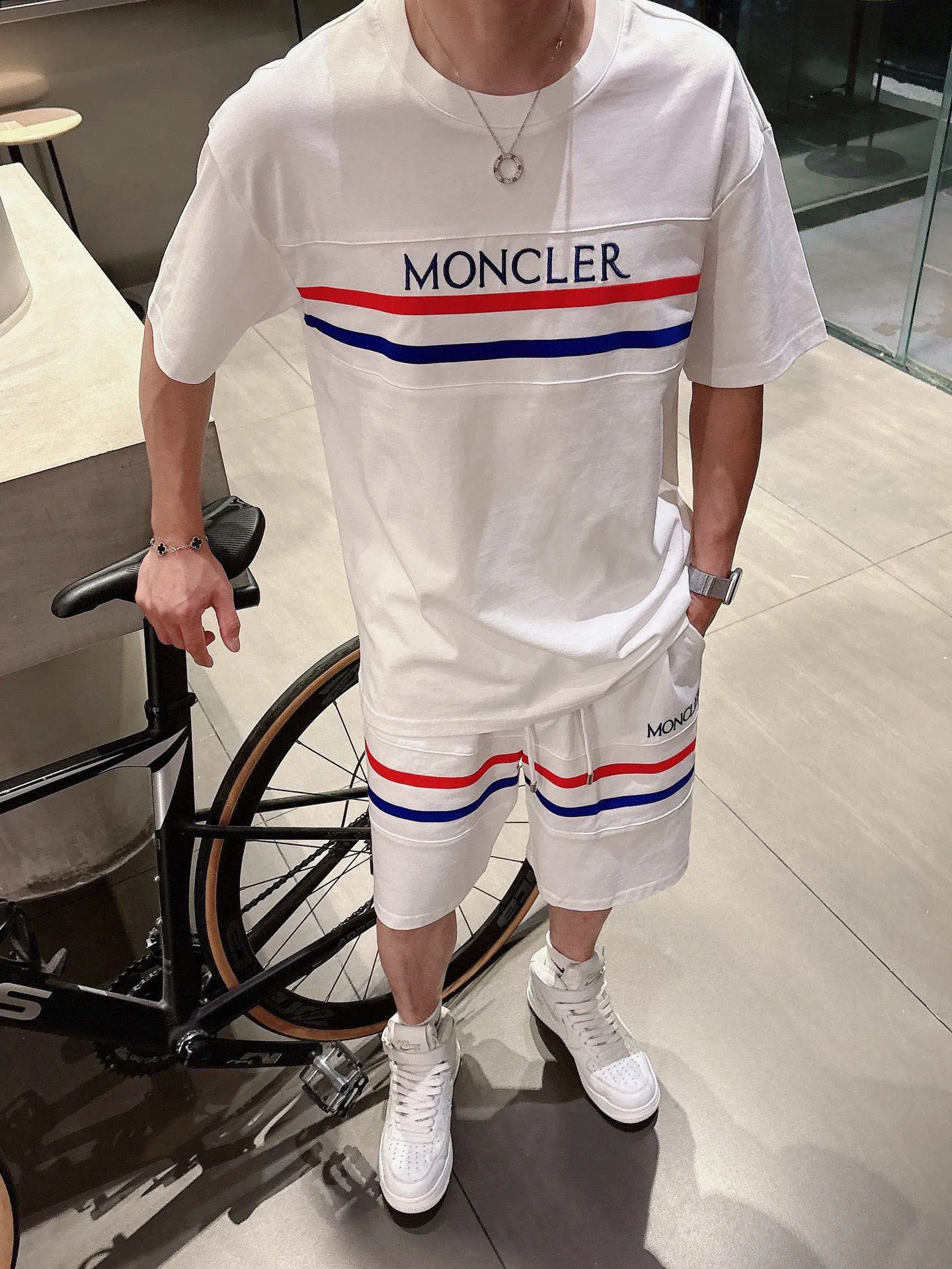 P560 Brand [MONCLER Mouth Covered] 2025 round neck short-sleeved shorts suit. The pure cotton fabric upper body will not be stuffy, the smooth and comfortable skin-friendly effect is more breathable, the fabric has its own texture, classic logo technology, a new interpretation from a unique angle, the first choice for fashion and versatility! Size: M-3XL (maximum wear: 190 pounds)
