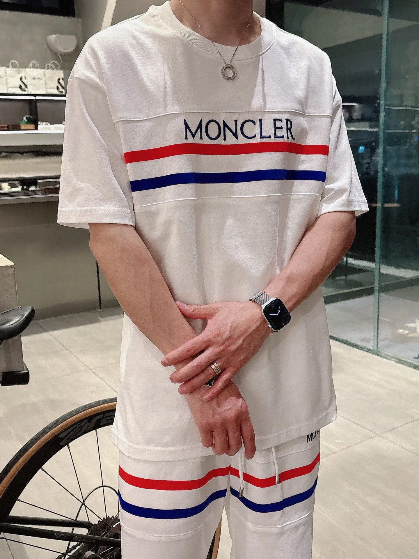 P560 Brand [MONCLER Mouth Covered] 2025 round neck short-sleeved shorts suit. The pure cotton fabric upper body will not be stuffy, the smooth and comfortable skin-friendly effect is more breathable, the fabric has its own texture, classic logo technology, a new interpretation from a unique angle, the first choice for fashion and versatility! Size: M-3XL (maximum wear: 190 pounds)