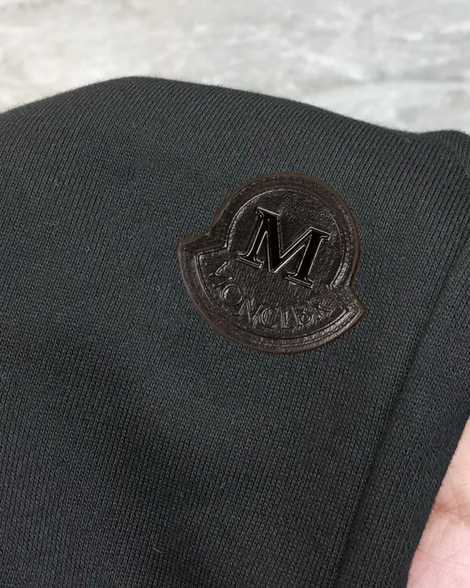 P230 Moncler 2024 new original men's casual shorts, the latest release on the official website of the counter, ✨ High-end quality, simple, fashionable and elegant ✨ Classic logo LOGO design, customized original imported 100% cotton fabric, simple and elegant, versatile style, elegant and handsome upper body, brand new sense of sight! The details are all in place, no one is picky about the upper body, and you must pay for your own money. Size: S-XL (can wear up to 185 pounds, please state your height and weight when placing an order) Black Gray