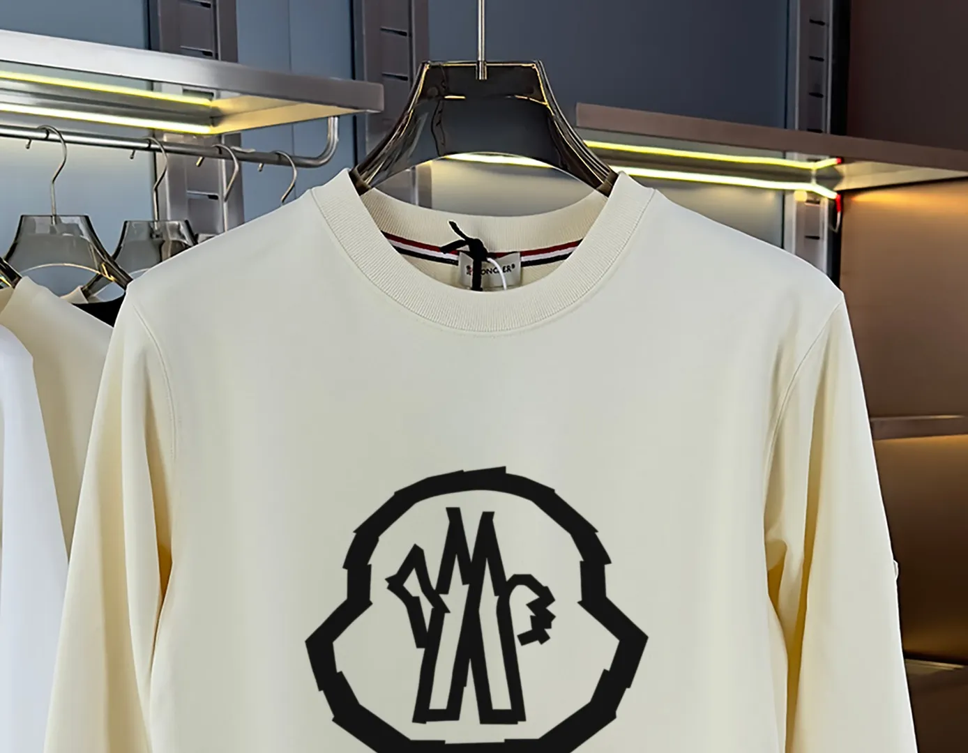 P210 high version sweatshirt) 📦With exclusive picture packaging📦 [Long-term ready stock] Upgraded version "Mobile phone smart sensor ~ NFC chip armband ~ Direct access to the official website anti-counterfeiting" 〖 𝐌𝐎𝐍𝐂𝐋𝐄𝐑 ~ Mouth covering〗 2025 new high quality, using 450g heavyweight fabric Different from the market currency, you can mix and match everything at will and you will be handsome😎The whole clothes is made of double waistcoats. The double waistcoats make the whole dress more three-dimensional. It is not an ordinary factory that can do such fine work. 2025 autumn and winter new style, on sale at the counter, exquisite printed round neck terry sweatshirt. High-end double-ply cotton. Customized stretch ribs are dyed in the same vat. Three standards are complete. It is matched with digital printing patterns and is very breathable. Same style for men and women. Color: black, white, apricot. Size: S M L XL 2XL