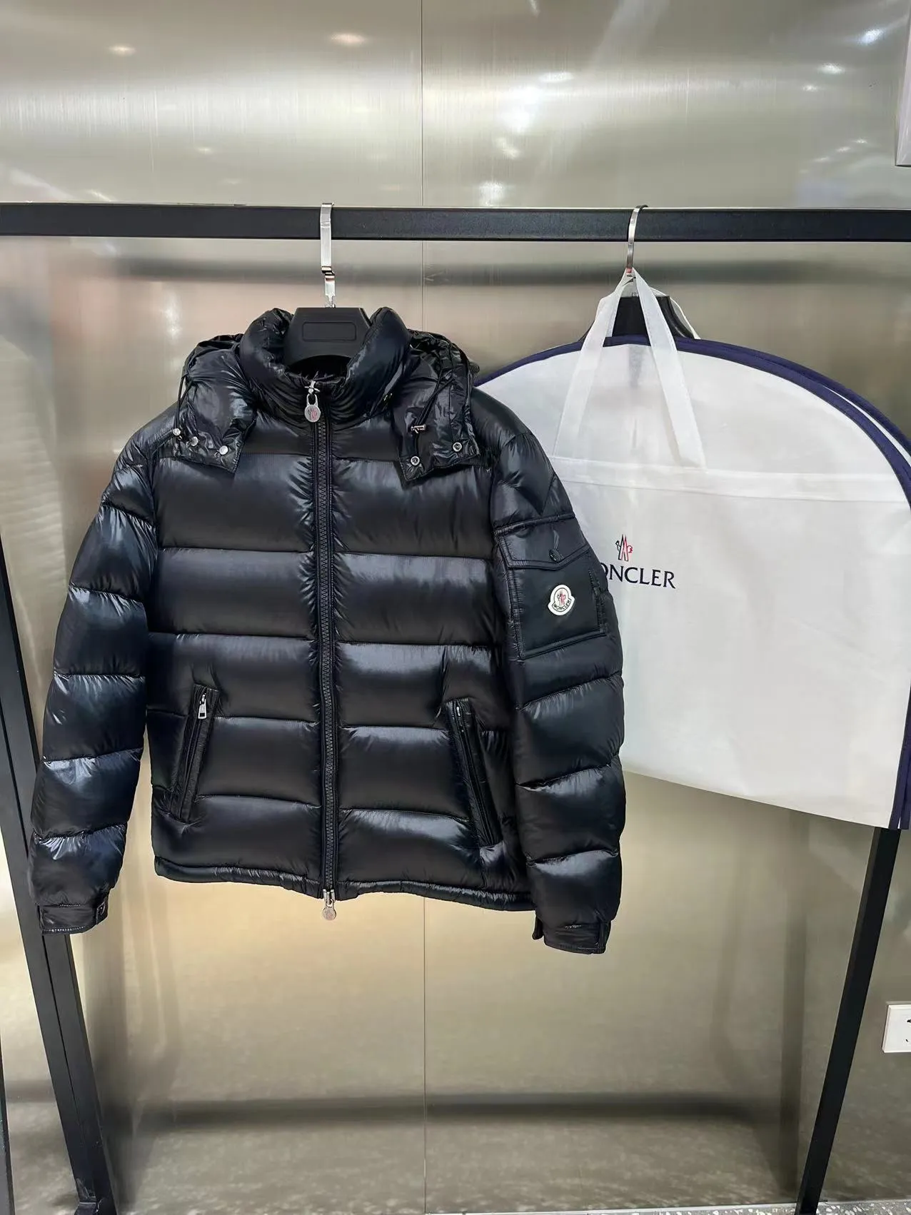 P680 Classic 𝙈𝙊𝙉𝘾𝙇𝙀* 𝙈𝙖𝙮a top original Monce* Montclair #MAYA Maya/Eason Chan same style/down jacket Description: Influenced by the iconic outerwear of the 1980s, the Maya jacket revisits looks from the Moncler archives with a modern twist and cutting-edge elements, the result of the brand's expertise in ski gear. Whether in terms of sport or style, this high-performance and positive-spirited jacket has all the elements a competitive athlete needs to claim the title.  Material process analysis: 1️⃣Original Nfc inductive anti-counterfeiting chip 2️⃣National standard 90% pure white goose down, exclusive use of top-grade down on the market, never false goose down and a series of misunderstandings 3️⃣Fabric: 100% nylon; Lining: 100% nylon, one of the best on the market, everything is customized according to the original version. 4⃣️The electroplated hardware produced by the original processing factory is all customized by the original factory, and is not a replica of various types on the market. 5⃣️Produced by a Mani factory, it has always been unambiguous in terms of quality. Everyone knows about the workmanship, QA and QC quality inspection of the workers when shipping from a large factory. It is not comparable to small factories in the market. Color: black, gray, avocado green, sky blue, pink, white, size: 1-6⚠️Remarks: pink: size 0123