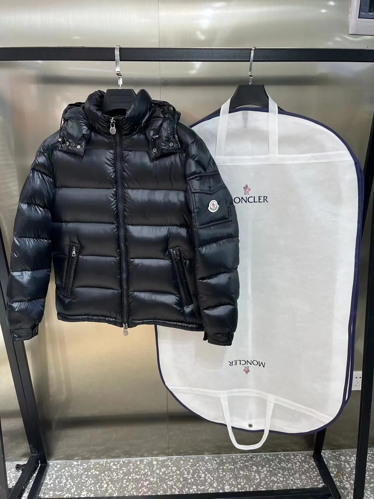 P680 Classic 𝙈𝙊𝙉𝘾𝙇𝙀* 𝙈𝙖𝙮a top original Monce* Montclair #MAYA Maya/Eason Chan same style/down jacket Description: Influenced by the iconic outerwear of the 1980s, the Maya jacket revisits looks from the Moncler archives with a modern twist and cutting-edge elements, the result of the brand's expertise in ski gear. Whether in terms of sport or style, this high-performance and positive-spirited jacket has all the elements a competitive athlete needs to claim the title.  Material process analysis: 1️⃣Original Nfc inductive anti-counterfeiting chip 2️⃣National standard 90% pure white goose down, exclusive use of top-grade down on the market, never false goose down and a series of misunderstandings 3️⃣Fabric: 100% nylon; Lining: 100% nylon, one of the best on the market, everything is customized according to the original version. 4⃣️The electroplated hardware produced by the original processing factory is all customized by the original factory, and is not a replica of various types on the market. 5⃣️Produced by a Mani factory, it has always been unambiguous in terms of quality. Everyone knows about the workmanship, QA and QC quality inspection of the workers when shipping from a large factory. It is not comparable to small factories in the market. Color: black, gray, avocado green, sky blue, pink, white, size: 1-6⚠️Remarks: pink: size 0123