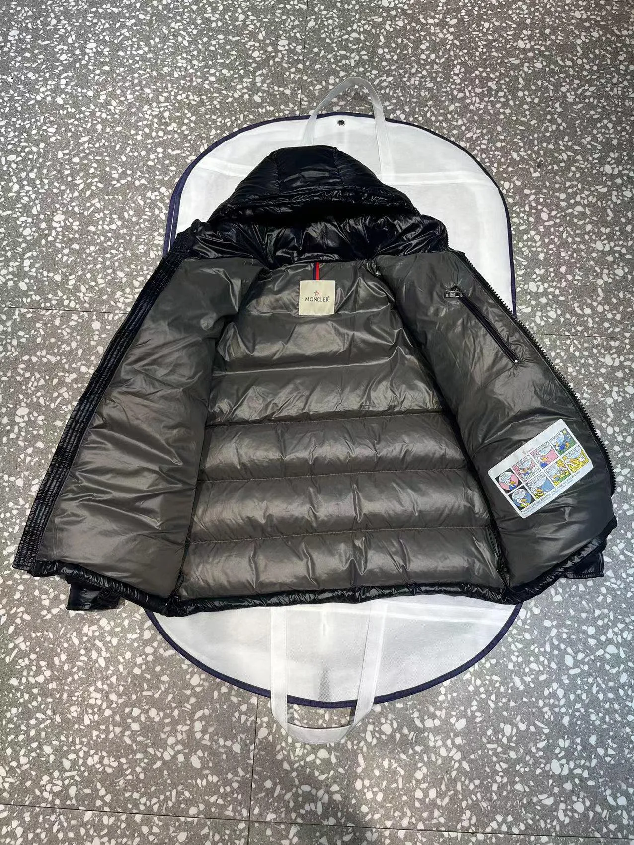 P680 Classic 𝙈𝙊𝙉𝘾𝙇𝙀* 𝙈𝙖𝙮a top original Monce* Montclair #MAYA Maya/Eason Chan same style/down jacket Description: Influenced by the iconic outerwear of the 1980s, the Maya jacket revisits looks from the Moncler archives with a modern twist and cutting-edge elements, the result of the brand's expertise in ski gear. Whether in terms of sport or style, this high-performance and positive-spirited jacket has all the elements a competitive athlete needs to claim the title.  Material process analysis: 1️⃣Original Nfc inductive anti-counterfeiting chip 2️⃣National standard 90% pure white goose down, exclusive use of top-grade down on the market, never false goose down and a series of misunderstandings 3️⃣Fabric: 100% nylon; Lining: 100% nylon, one of the best on the market, everything is customized according to the original version. 4⃣️The electroplated hardware produced by the original processing factory is all customized by the original factory, and is not a replica of various types on the market. 5⃣️Produced by a Mani factory, it has always been unambiguous in terms of quality. Everyone knows about the workmanship, QA and QC quality inspection of the workers when shipping from a large factory. It is not comparable to small factories in the market. Color: black, gray, avocado green, sky blue, pink, white, size: 1-6⚠️Remarks: pink: size 0123