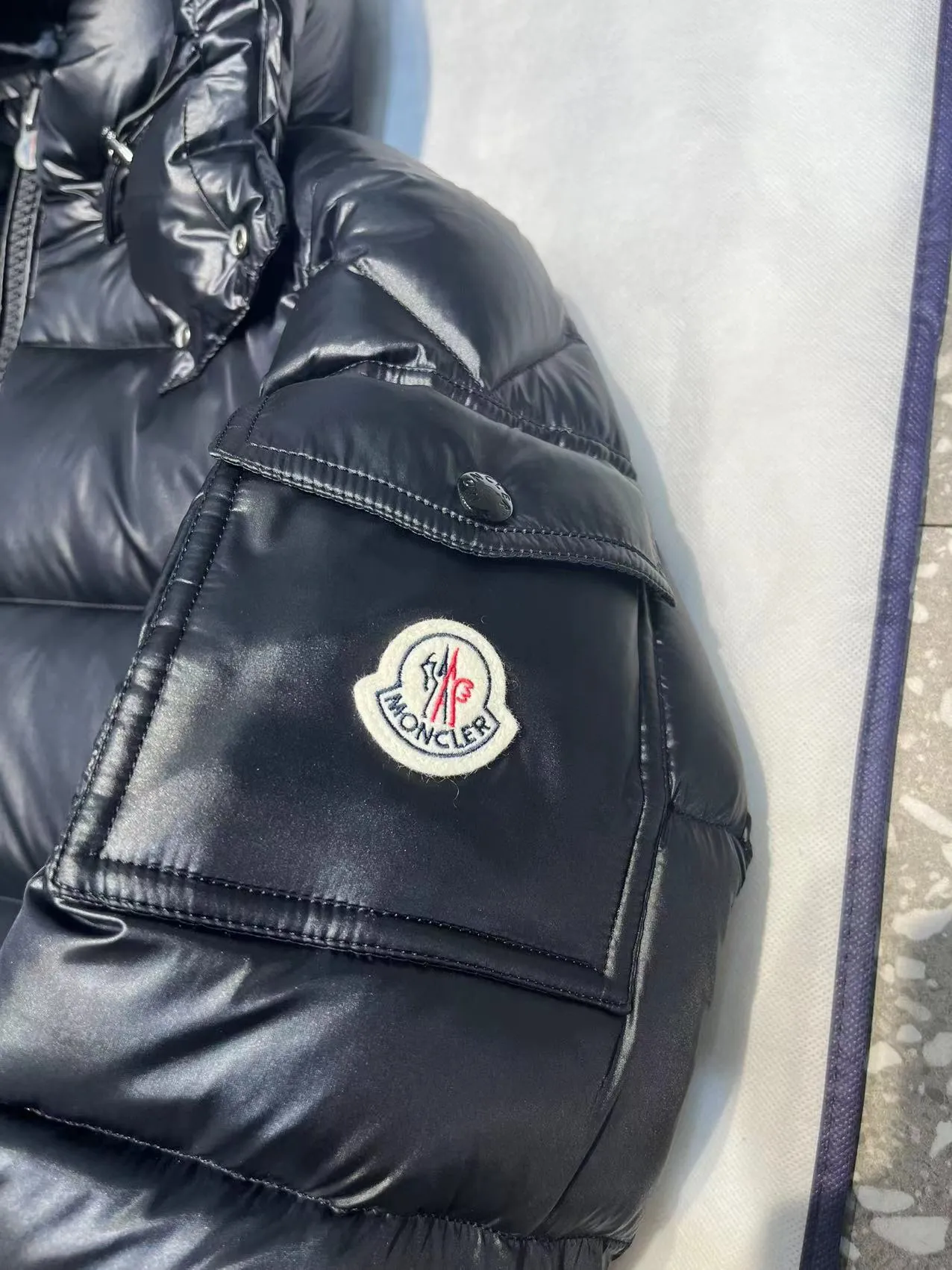 P680 Classic 𝙈𝙊𝙉𝘾𝙇𝙀* 𝙈𝙖𝙮a top original Monce* Montclair #MAYA Maya/Eason Chan same style/down jacket Description: Influenced by the iconic outerwear of the 1980s, the Maya jacket revisits looks from the Moncler archives with a modern twist and cutting-edge elements, the result of the brand's expertise in ski gear. Whether in terms of sport or style, this high-performance and positive-spirited jacket has all the elements a competitive athlete needs to claim the title.  Material process analysis: 1️⃣Original Nfc inductive anti-counterfeiting chip 2️⃣National standard 90% pure white goose down, exclusive use of top-grade down on the market, never false goose down and a series of misunderstandings 3️⃣Fabric: 100% nylon; Lining: 100% nylon, one of the best on the market, everything is customized according to the original version. 4⃣️The electroplated hardware produced by the original processing factory is all customized by the original factory, and is not a replica of various types on the market. 5⃣️Produced by a Mani factory, it has always been unambiguous in terms of quality. Everyone knows about the workmanship, QA and QC quality inspection of the workers when shipping from a large factory. It is not comparable to small factories in the market. Color: black, gray, avocado green, sky blue, pink, white, size: 1-6⚠️Remarks: pink: size 0123