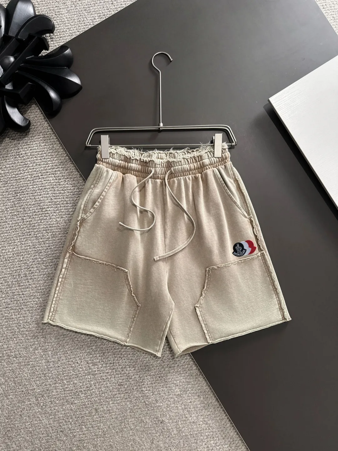 Next day shipment P300 High quality MONCLER/muzzle 2025 spring and summer new style high-definition elastic band casual solid color loose shorts, made with machines imported from Italy. The hem of the trousers is stitched with two needles. The stitching is fine and firm. The fabric is customized at the counter and has high breathability and comfort. The details are impeccable. The brand element design concept reflects high quality. It feels delicate and soft! It presents a casual cut and the upper body shape is great! Size: S-XXL