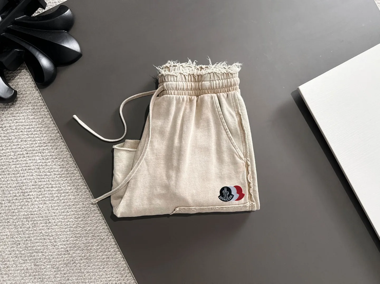 Next day shipment P300 High quality MONCLER/muzzle 2025 spring and summer new style high-definition elastic band casual solid color loose shorts, made with machines imported from Italy. The hem of the trousers is stitched with two needles. The stitching is fine and firm. The fabric is customized at the counter and has high breathability and comfort. The details are impeccable. The brand element design concept reflects high quality. It feels delicate and soft! It presents a casual cut and the upper body shape is great! Size: S-XXL