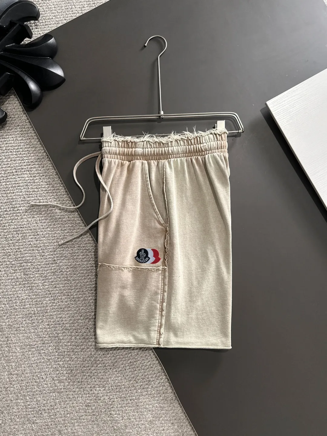 Next day shipment P300 High quality MONCLER/muzzle 2025 spring and summer new style high-definition elastic band casual solid color loose shorts, made with machines imported from Italy. The hem of the trousers is stitched with two needles. The stitching is fine and firm. The fabric is customized at the counter and has high breathability and comfort. The details are impeccable. The brand element design concept reflects high quality. It feels delicate and soft! It presents a casual cut and the upper body shape is great! Size: S-XXL