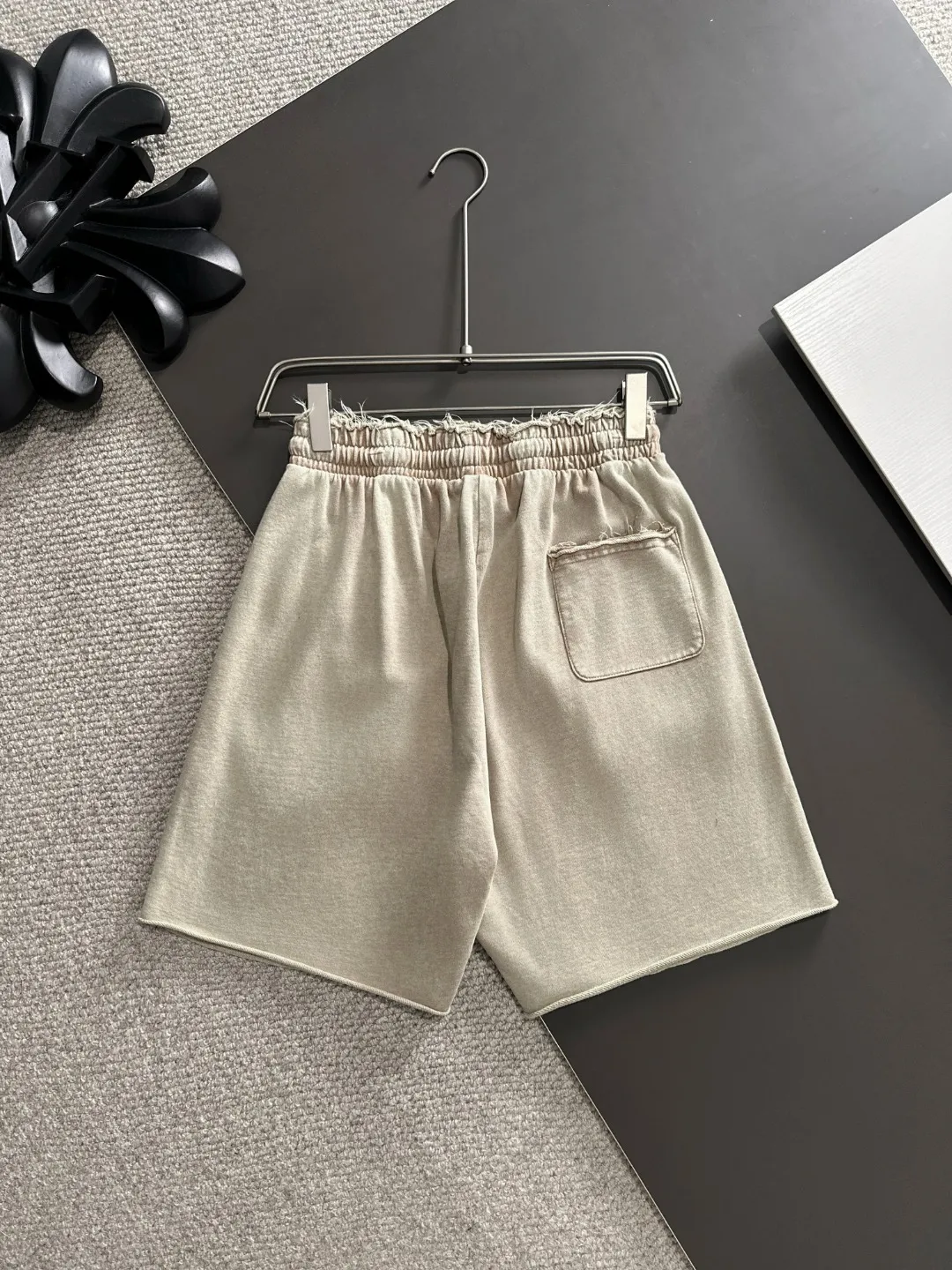Next day shipment P300 High quality MONCLER/muzzle 2025 spring and summer new style high-definition elastic band casual solid color loose shorts, made with machines imported from Italy. The hem of the trousers is stitched with two needles. The stitching is fine and firm. The fabric is customized at the counter and has high breathability and comfort. The details are impeccable. The brand element design concept reflects high quality. It feels delicate and soft! It presents a casual cut and the upper body shape is great! Size: S-XXL