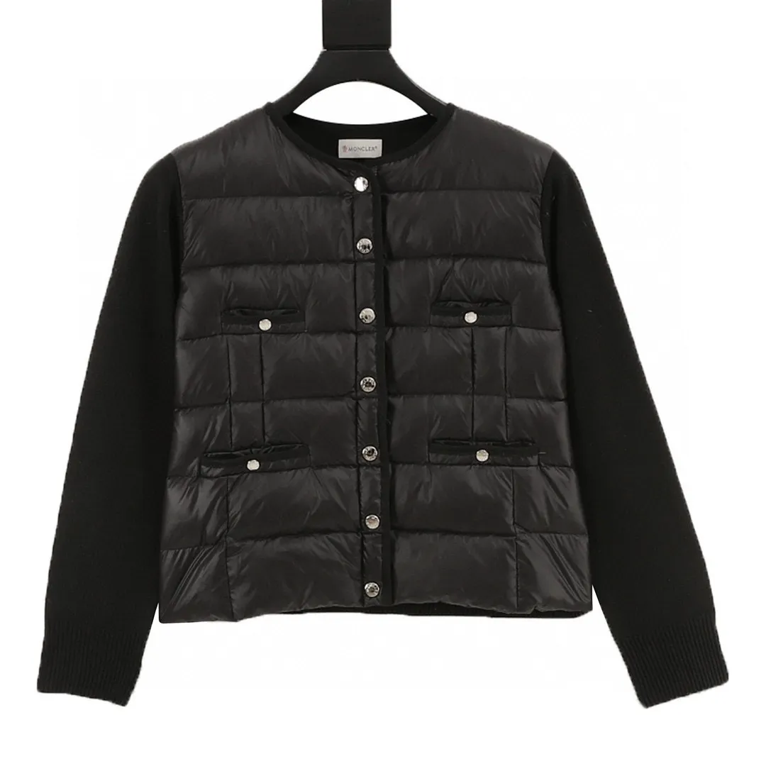 P580 𝐌𝐎𝐍𝐂𝐋𝐄𝐑 Multi-button knitted spliced ​​jacket Moncler's down knitted spliced ​​jacket has a classic down + knitted sleeve design, warm and fashionable! The outer layer is high-quality down and the inner is soft knitted. It is very suitable for autumn and winter. Short cut + round neck + front buttons, simple and elegant, with knitted cuffs and hem full of details. It can be easily matched for daily commuting and leisure. It is practical and enhances the texture of the outfit. It is a must-have and versatile item for the autumn and winter wardrobe! Style No.: A71# Color: Black White Pink Size: S M L
