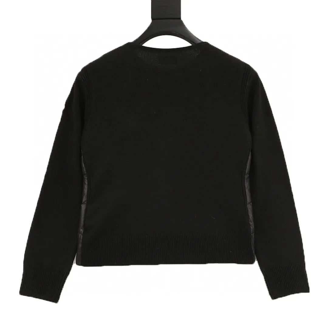 P580 𝐌𝐎𝐍𝐂𝐋𝐄𝐑 Multi-button knitted spliced ​​jacket Moncler's down knitted spliced ​​jacket has a classic down + knitted sleeve design, warm and fashionable! The outer layer is high-quality down and the inner is soft knitted. It is very suitable for autumn and winter. Short cut + round neck + front buttons, simple and elegant, with knitted cuffs and hem full of details. It can be easily matched for daily commuting and leisure. It is practical and enhances the texture of the outfit. It is a must-have and versatile item for the autumn and winter wardrobe! Style No.: A71# Color: Black White Pink Size: S M L