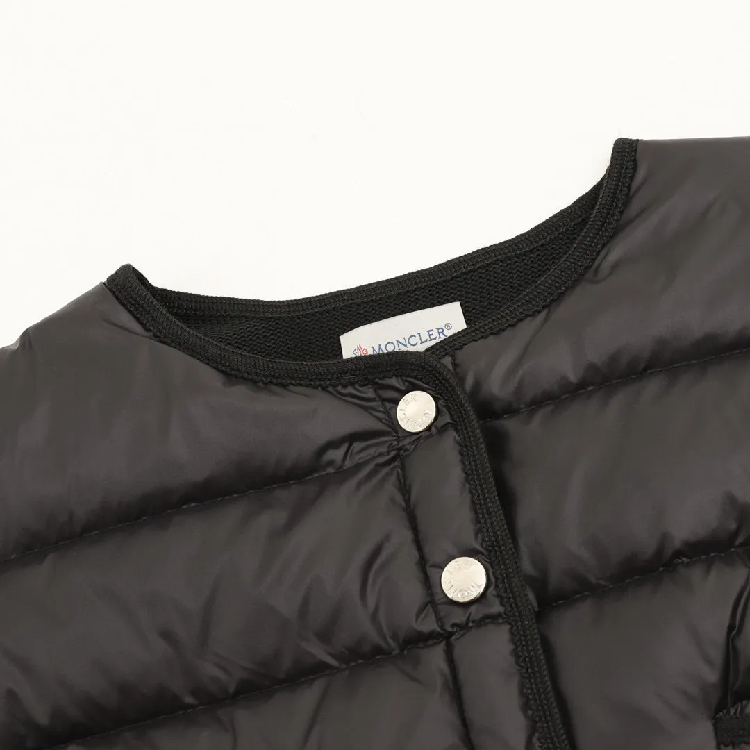 P580 𝐌𝐎𝐍𝐂𝐋𝐄𝐑 Multi-button knitted spliced ​​jacket Moncler's down knitted spliced ​​jacket has a classic down + knitted sleeve design, warm and fashionable! The outer layer is high-quality down and the inner is soft knitted. It is very suitable for autumn and winter. Short cut + round neck + front buttons, simple and elegant, with knitted cuffs and hem full of details. It can be easily matched for daily commuting and leisure. It is practical and enhances the texture of the outfit. It is a must-have and versatile item for the autumn and winter wardrobe! Style No.: A71# Color: Black White Pink Size: S M L